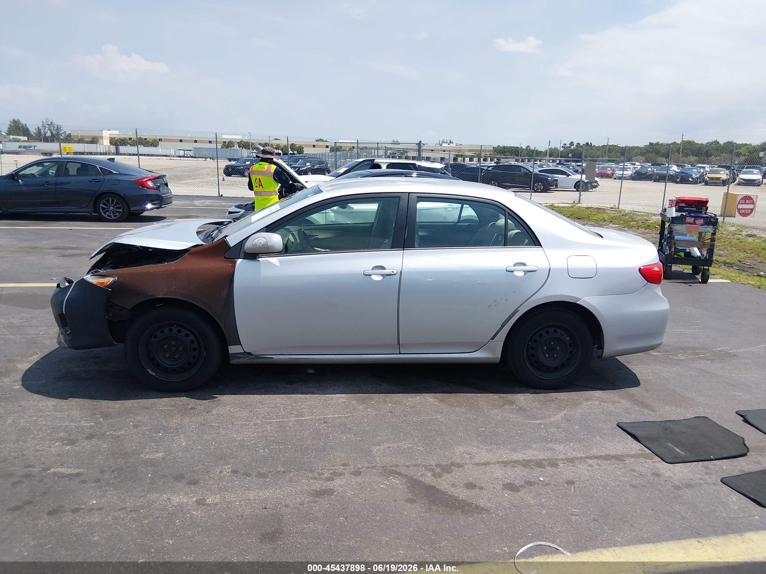 2011 Toyota Corolla Le Silver vin: JTDBU4EE9B9155735