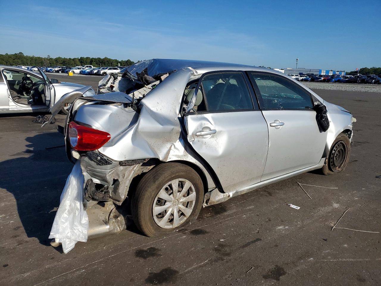 2011 Toyota Corolla Le Silver vin: JTDBU4EE9B9156366