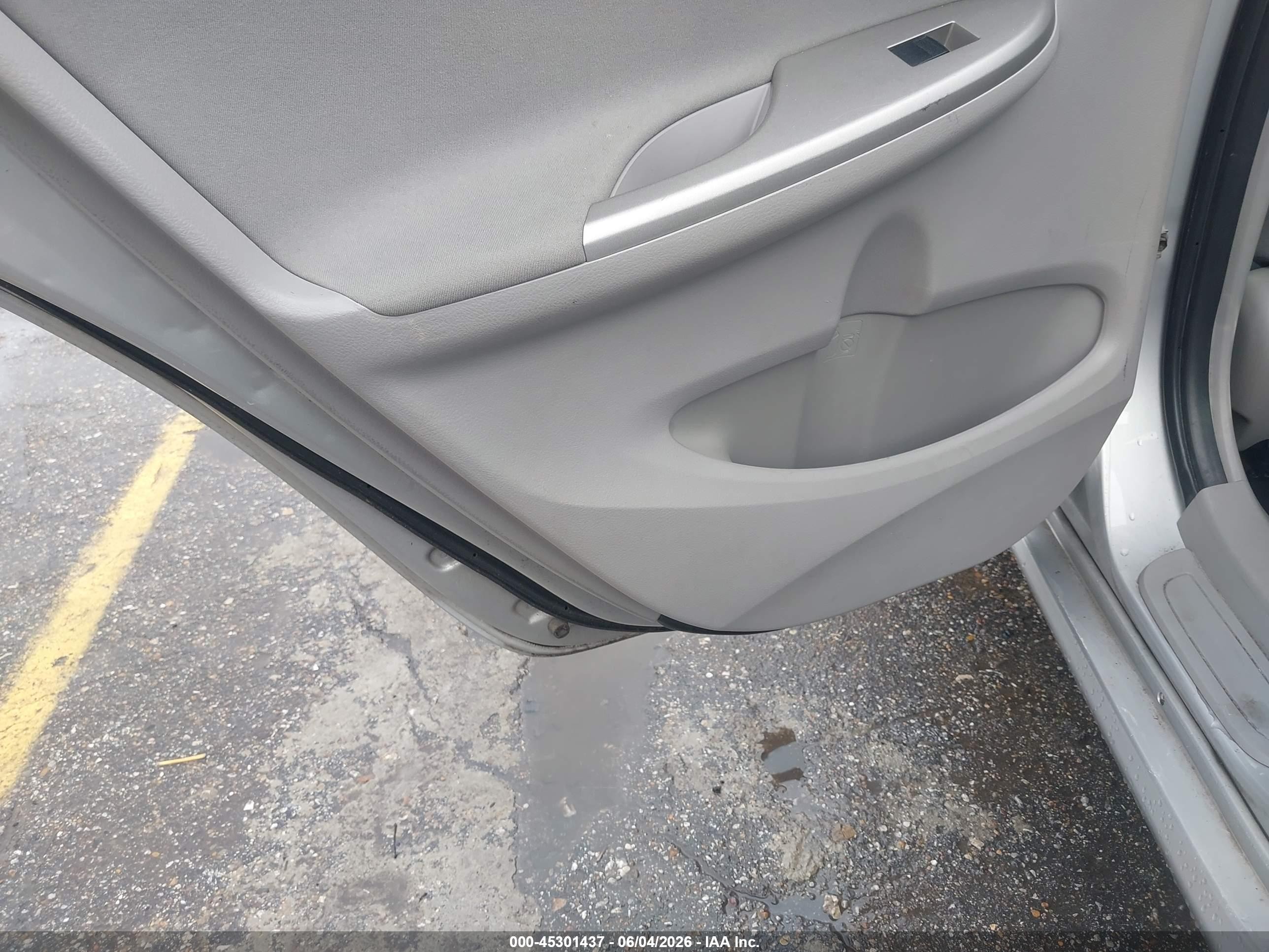 2011 Toyota Corolla Le Silver vin: JTDBU4EE9B9161907