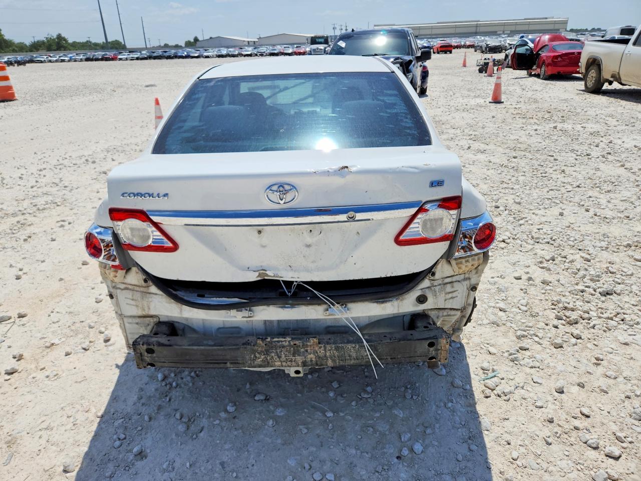 2011 Toyota Corolla Le White vin: JTDBU4EE9BJ094160
