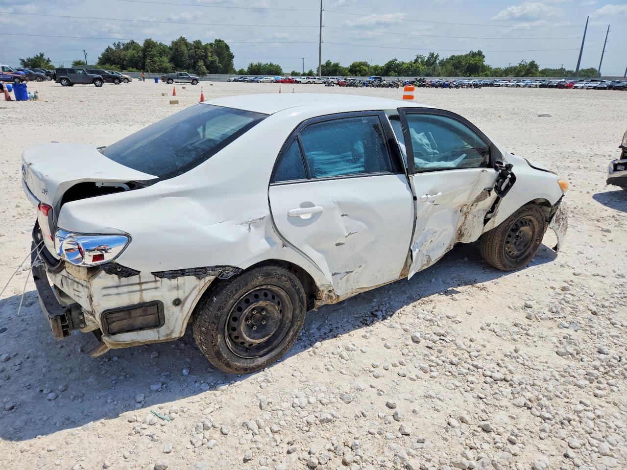 2011 Toyota Corolla Le White vin: JTDBU4EE9BJ094160