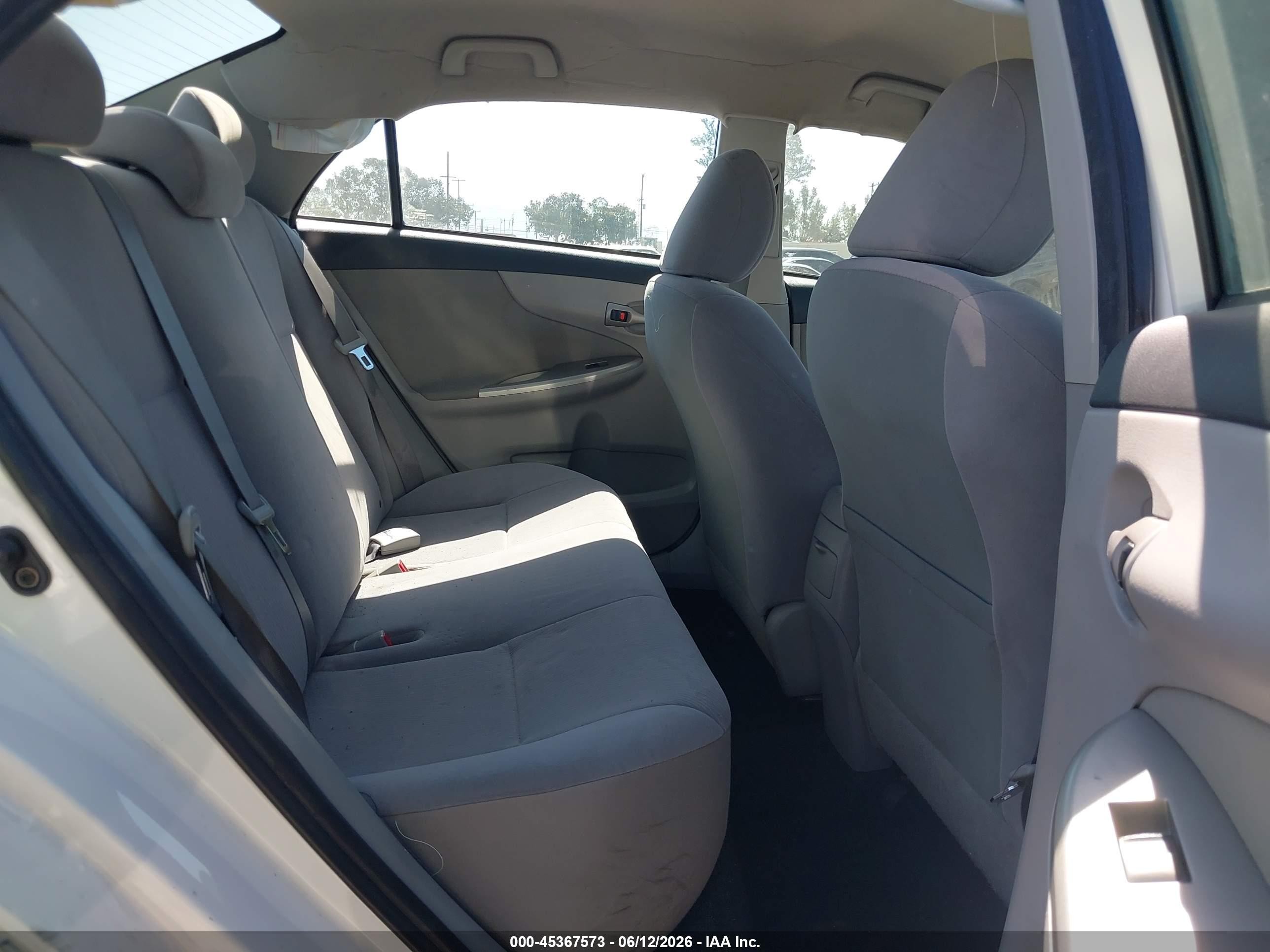 2012 Toyota Corolla Le White vin: JTDBU4EE9C9176196