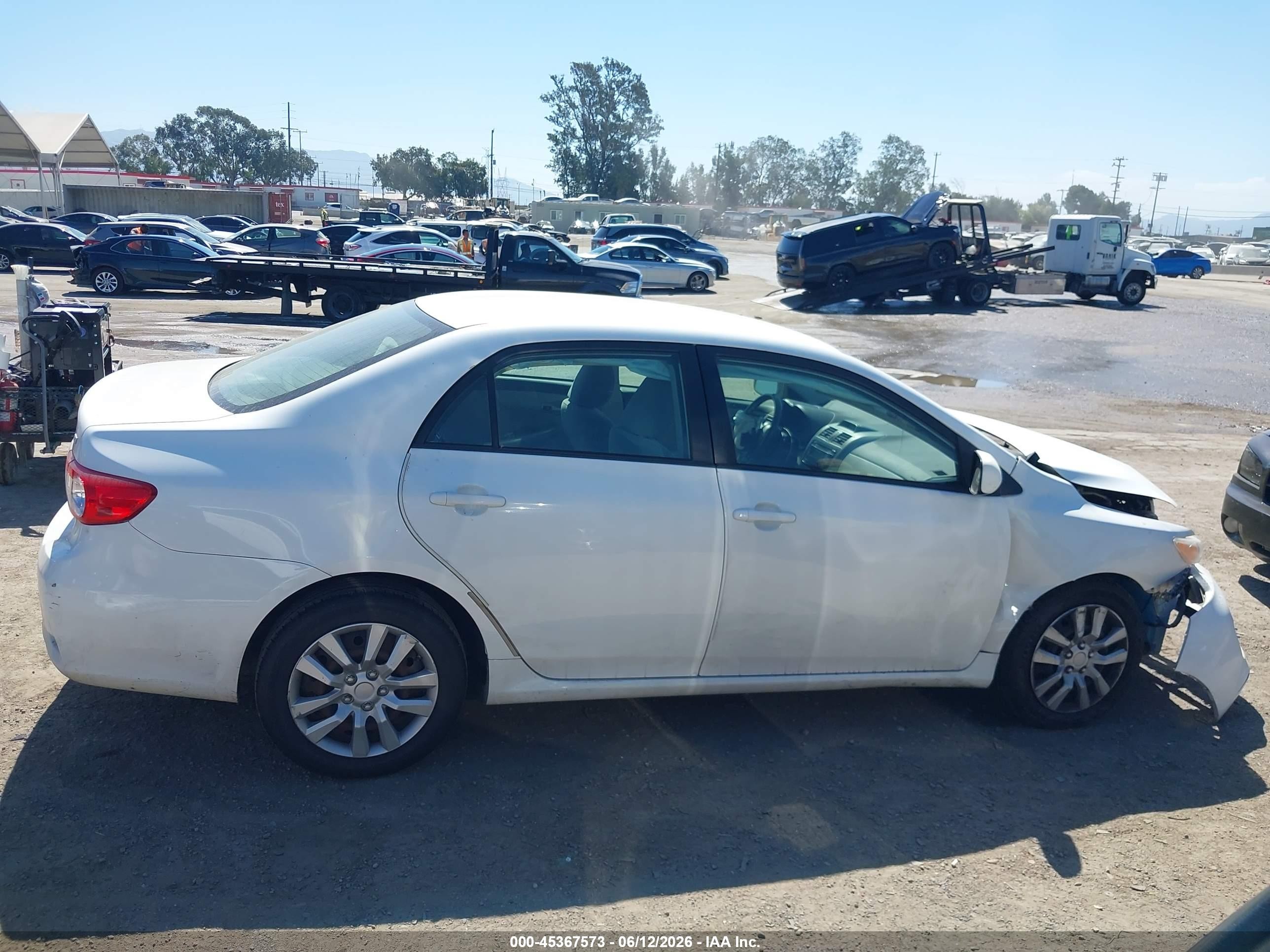 2012 Toyota Corolla Le White vin: JTDBU4EE9C9176196
