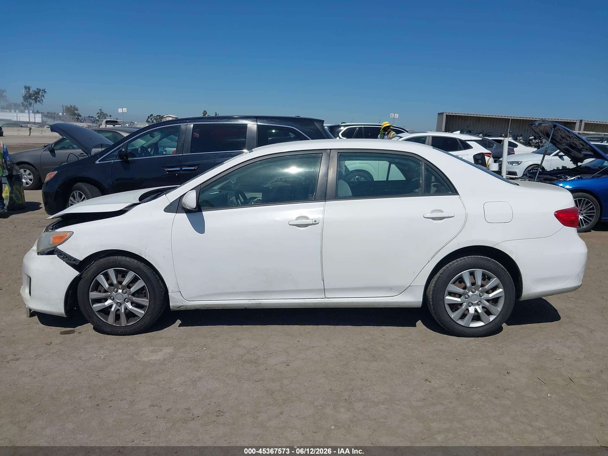 2012 Toyota Corolla Le White vin: JTDBU4EE9C9176196