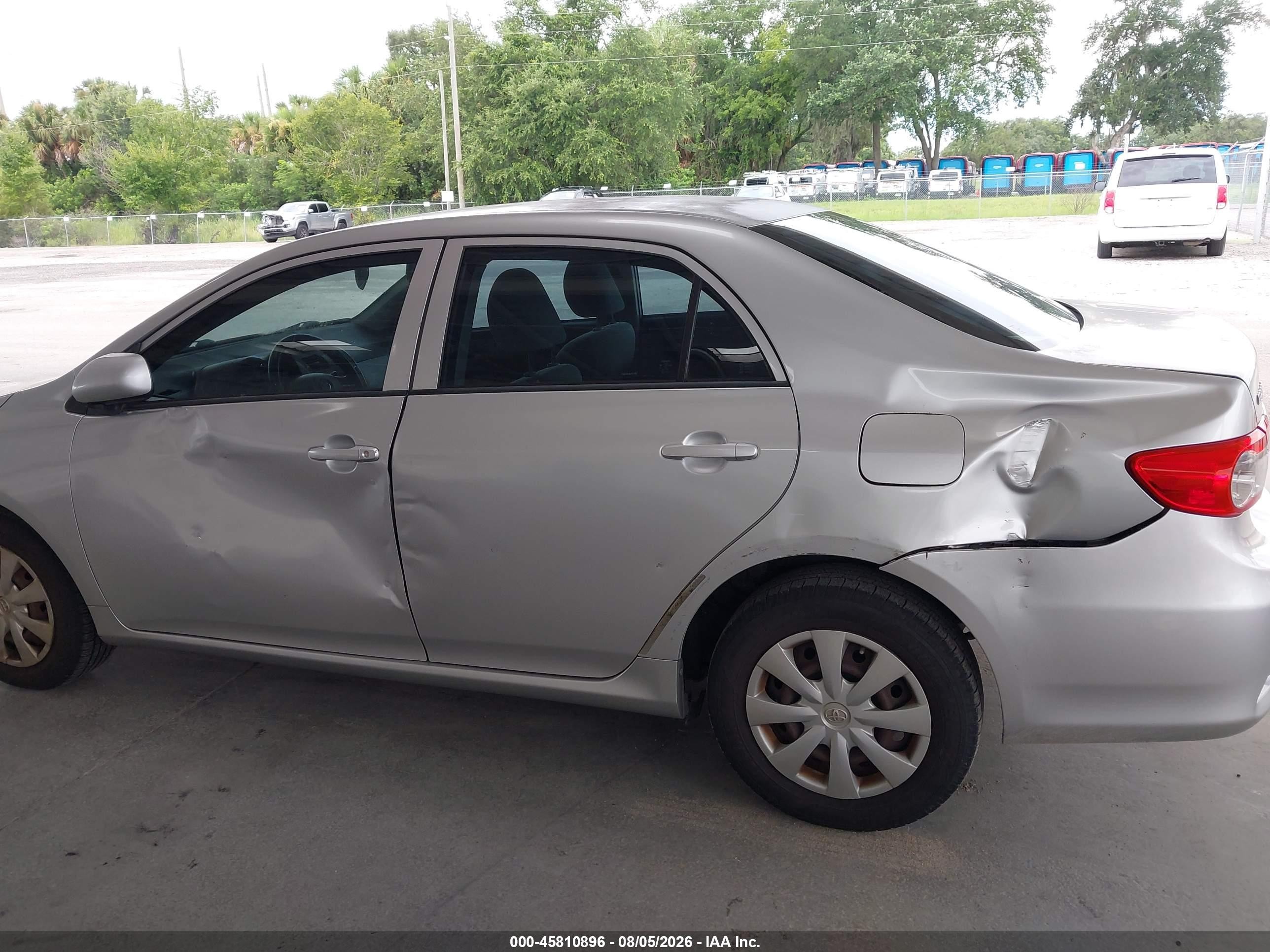 2013 Toyota Corolla L Silver vin: JTDBU4EE9DJ121862