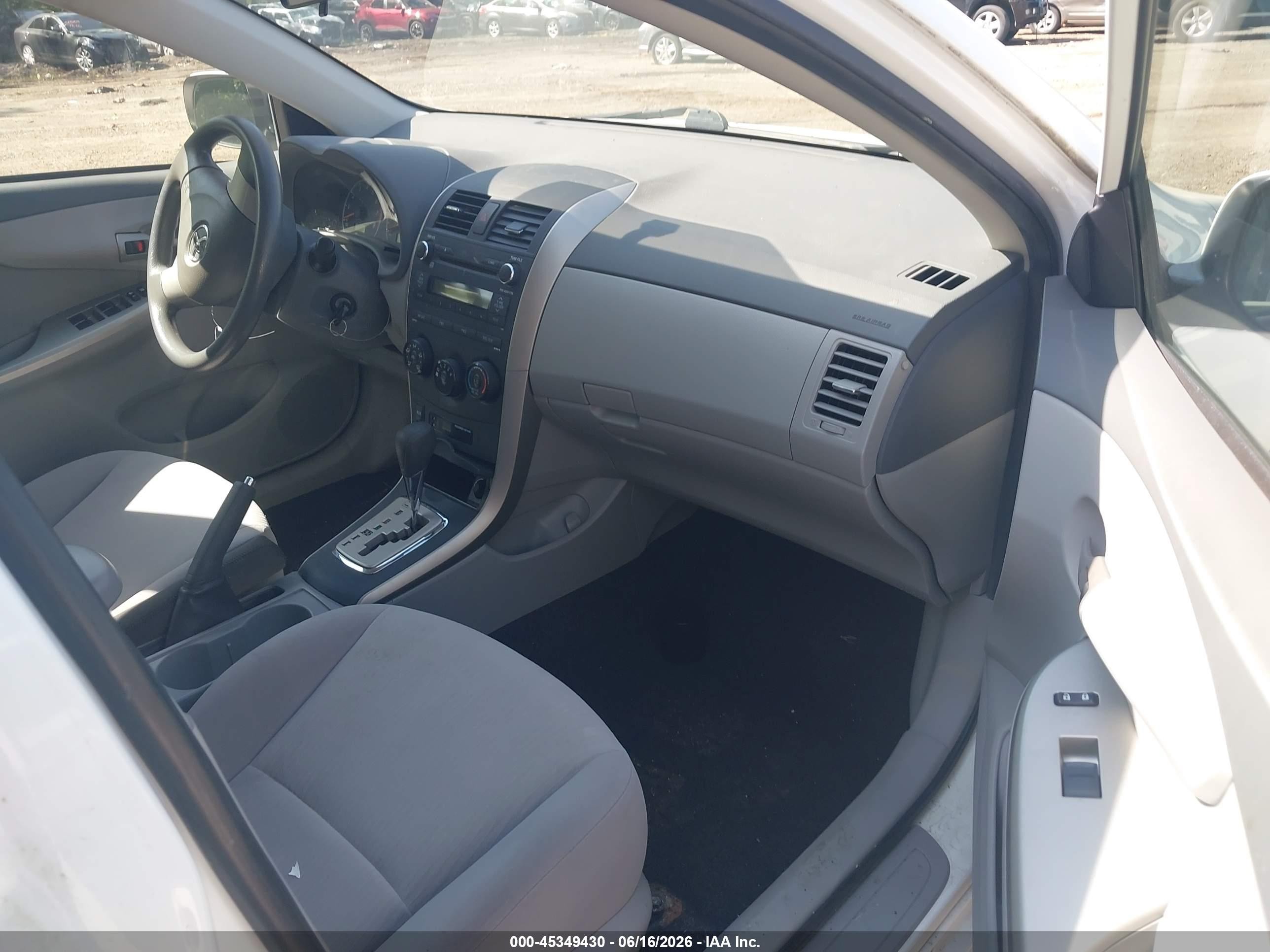 2010 Toyota Corolla Le Белый vin: JTDBU4EEXAJ065541