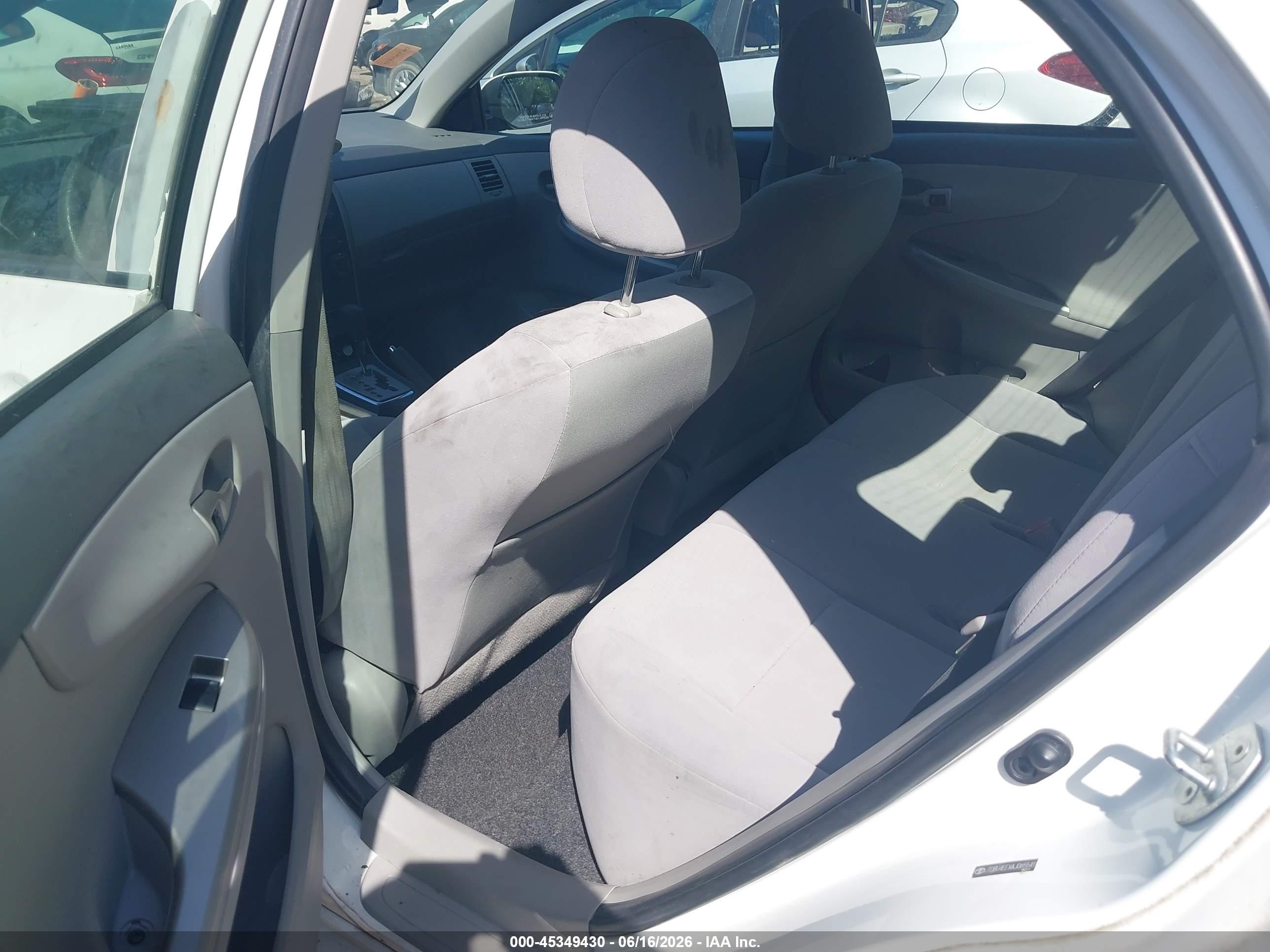 2010 Toyota Corolla Le Белый vin: JTDBU4EEXAJ065541