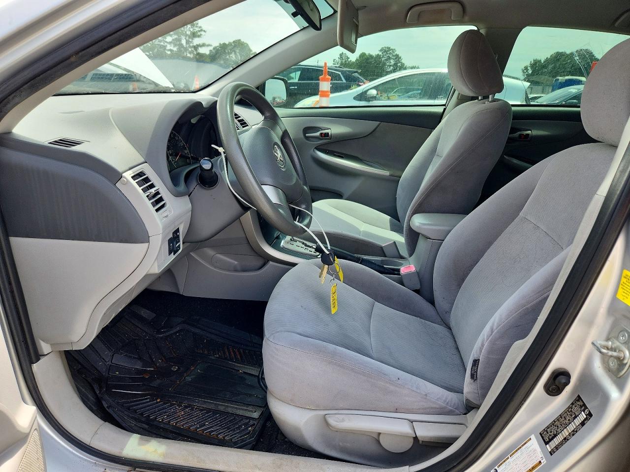 2010 Toyota Corolla Le Silver vin: JTDBU4EEXAJ073221