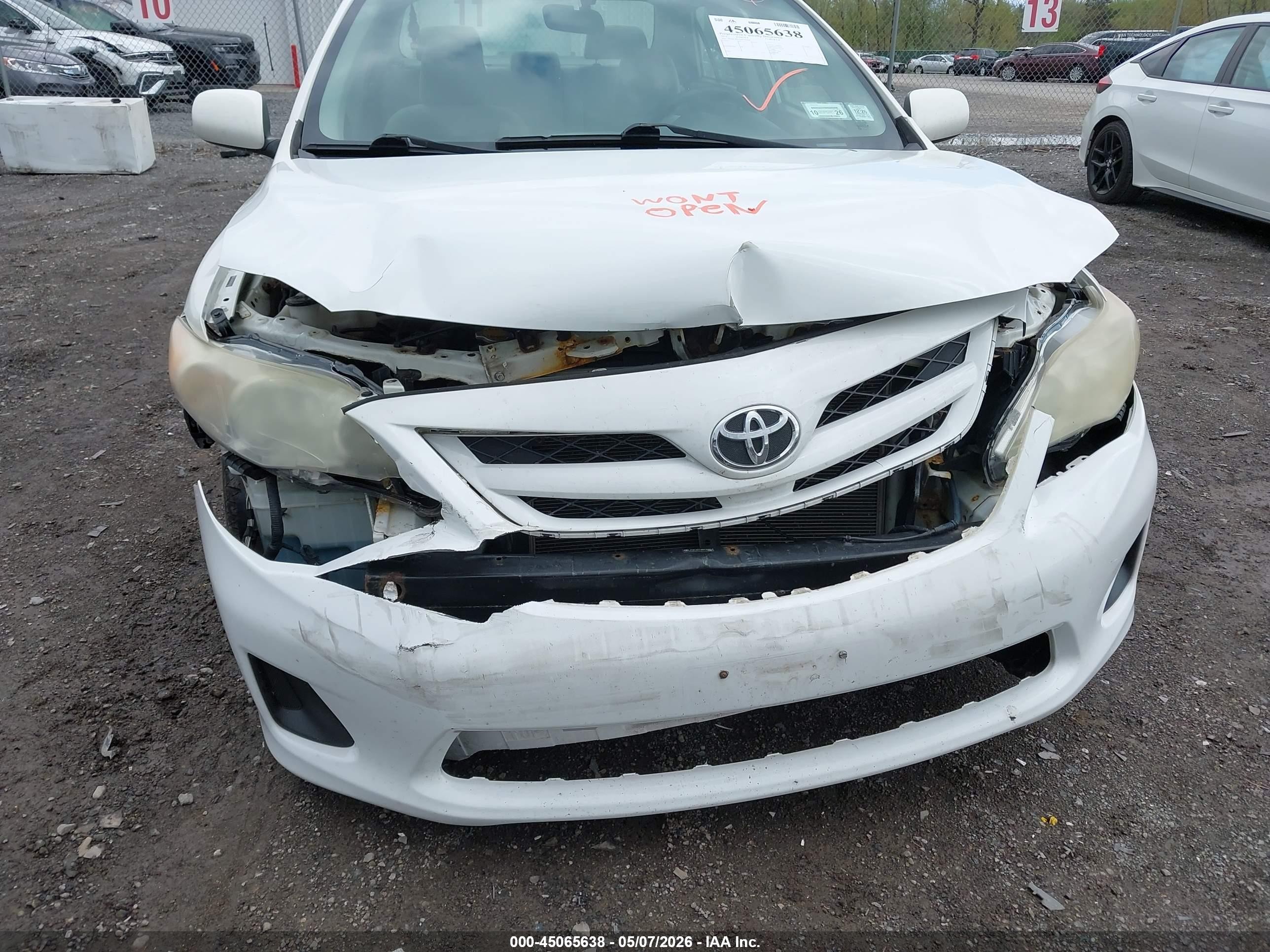 2011 Toyota Corolla Le White vin: JTDBU4EEXB9142864
