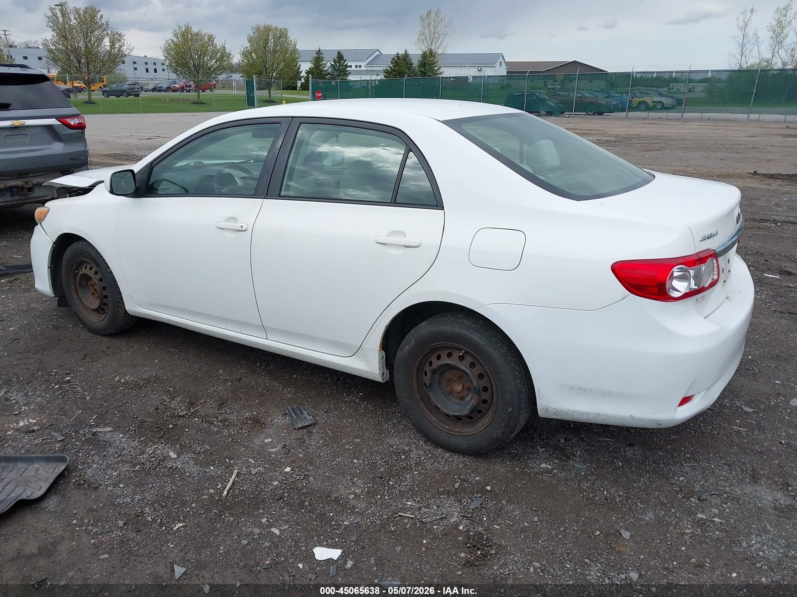 2011 Toyota Corolla Le White vin: JTDBU4EEXB9142864