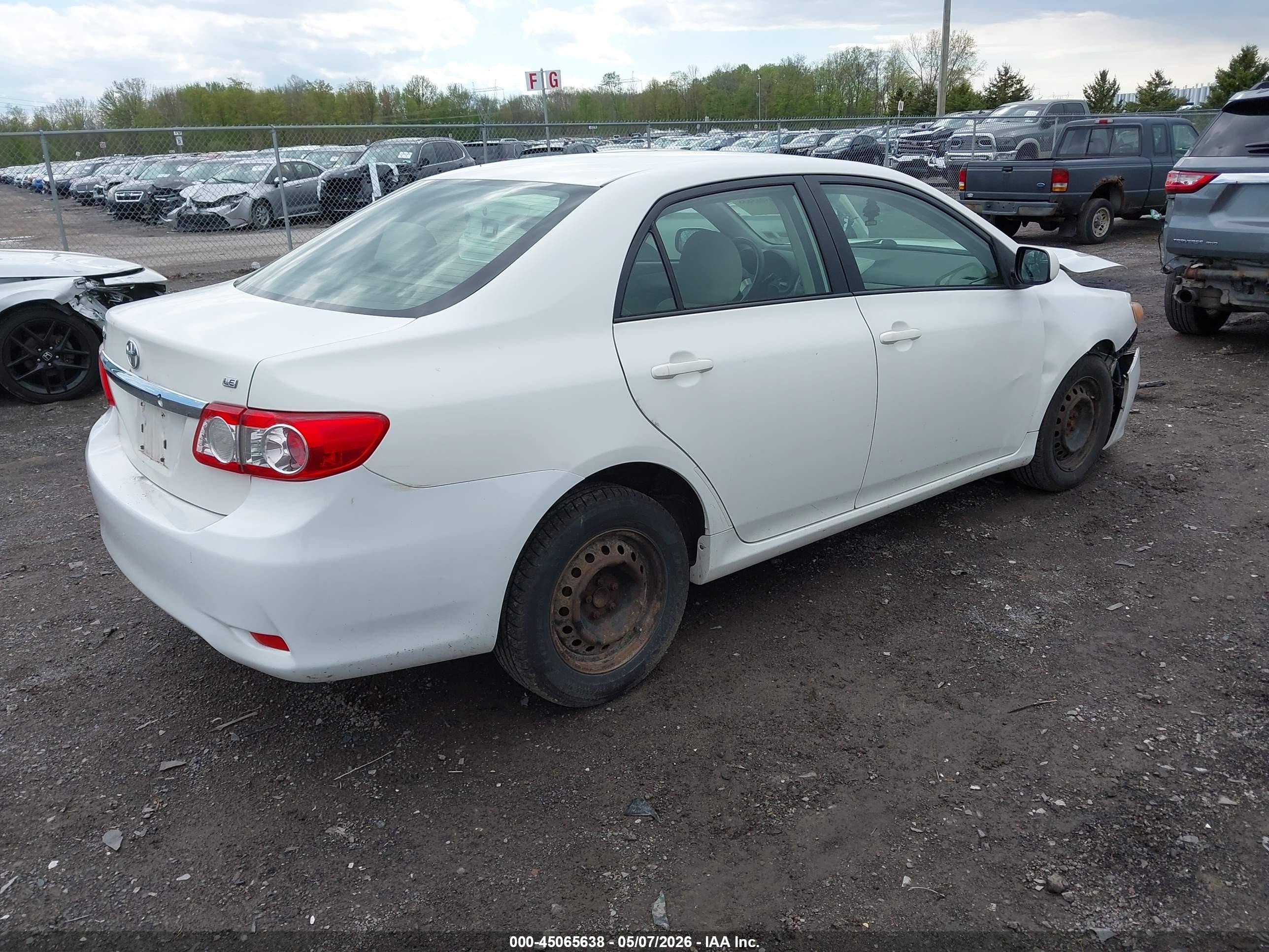 2011 Toyota Corolla Le White vin: JTDBU4EEXB9142864
