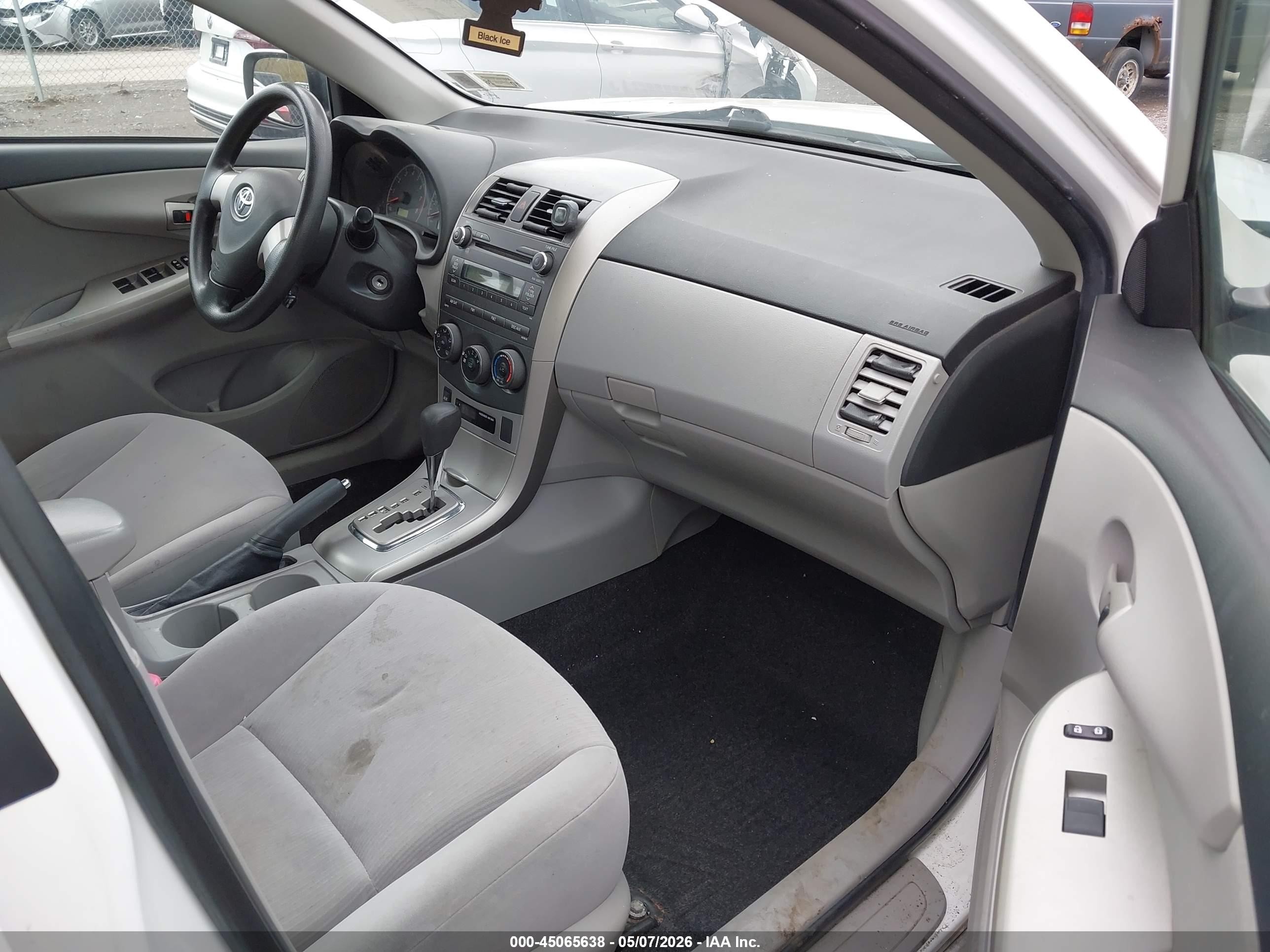 2011 Toyota Corolla Le White vin: JTDBU4EEXB9142864