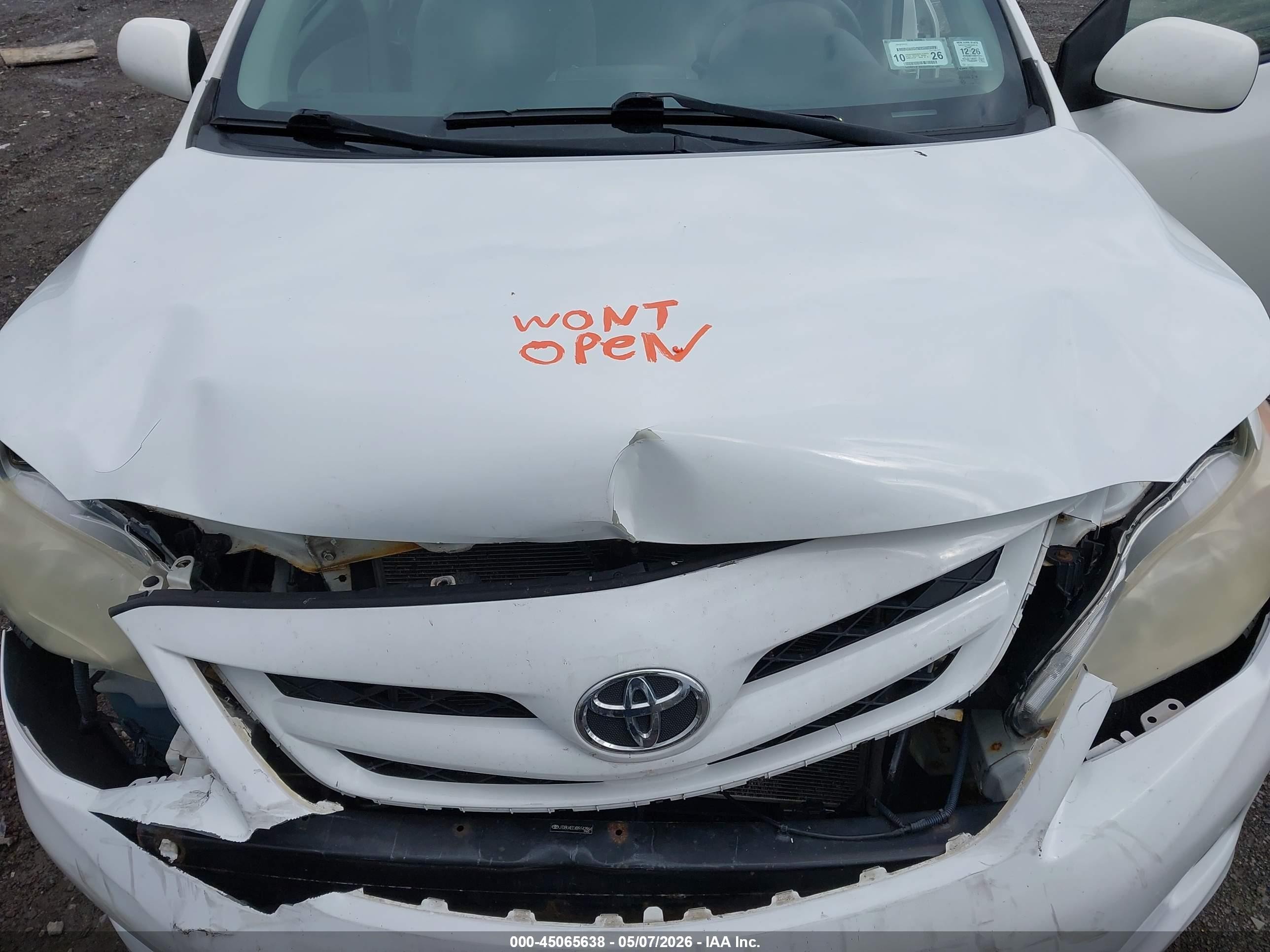 2011 Toyota Corolla Le White vin: JTDBU4EEXB9142864