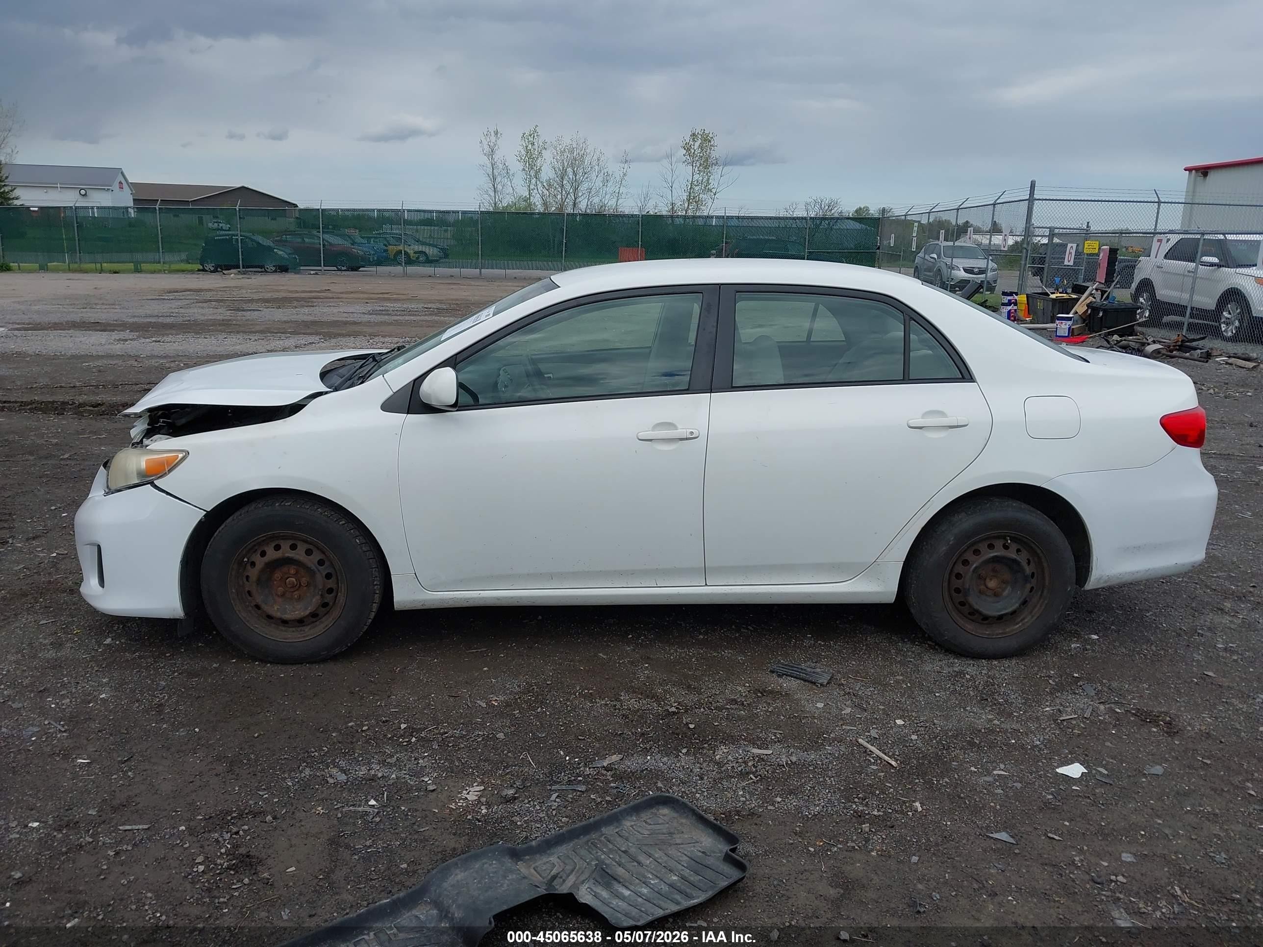 2011 Toyota Corolla Le White vin: JTDBU4EEXB9142864