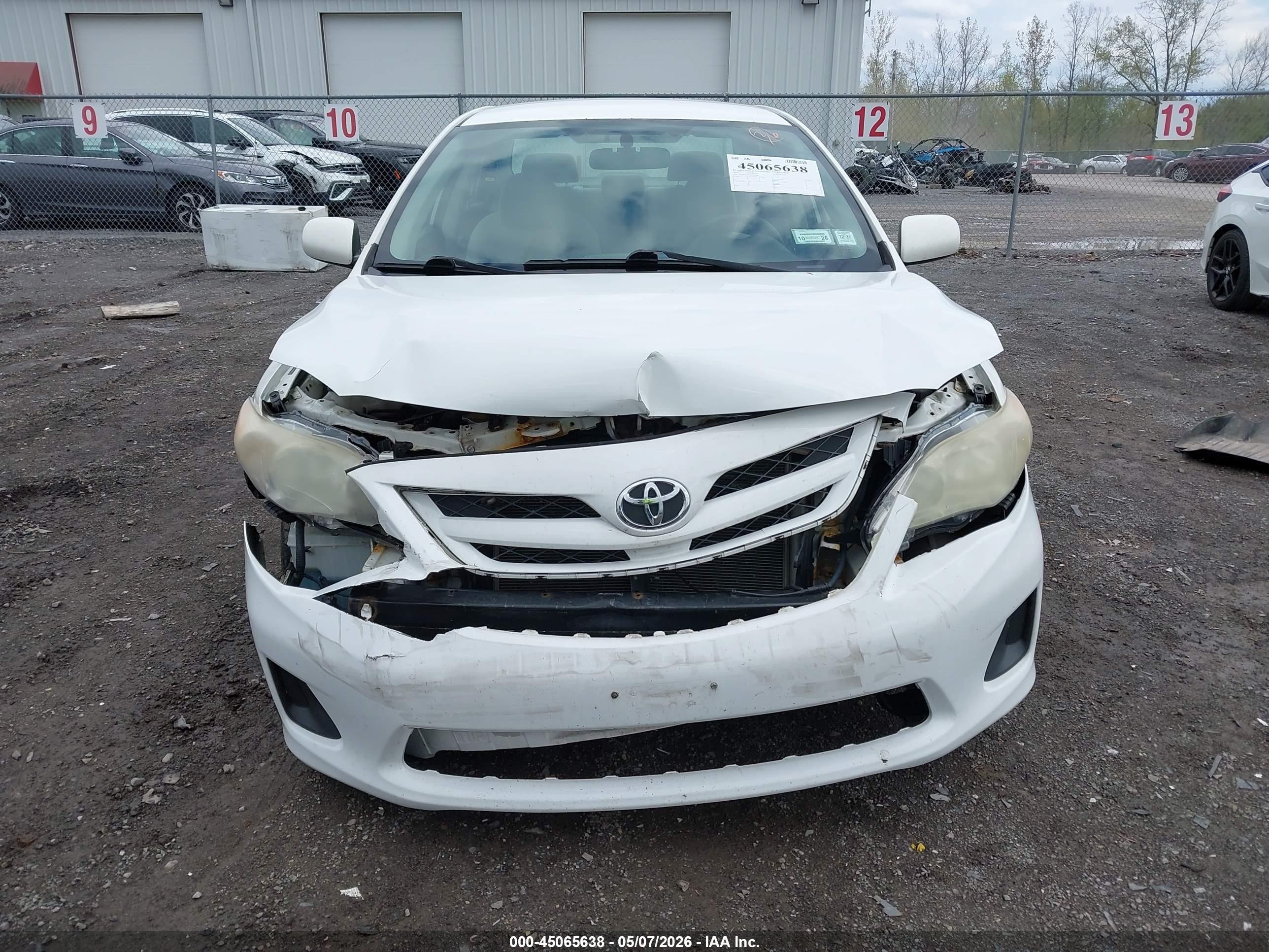 2011 Toyota Corolla Le White vin: JTDBU4EEXB9142864