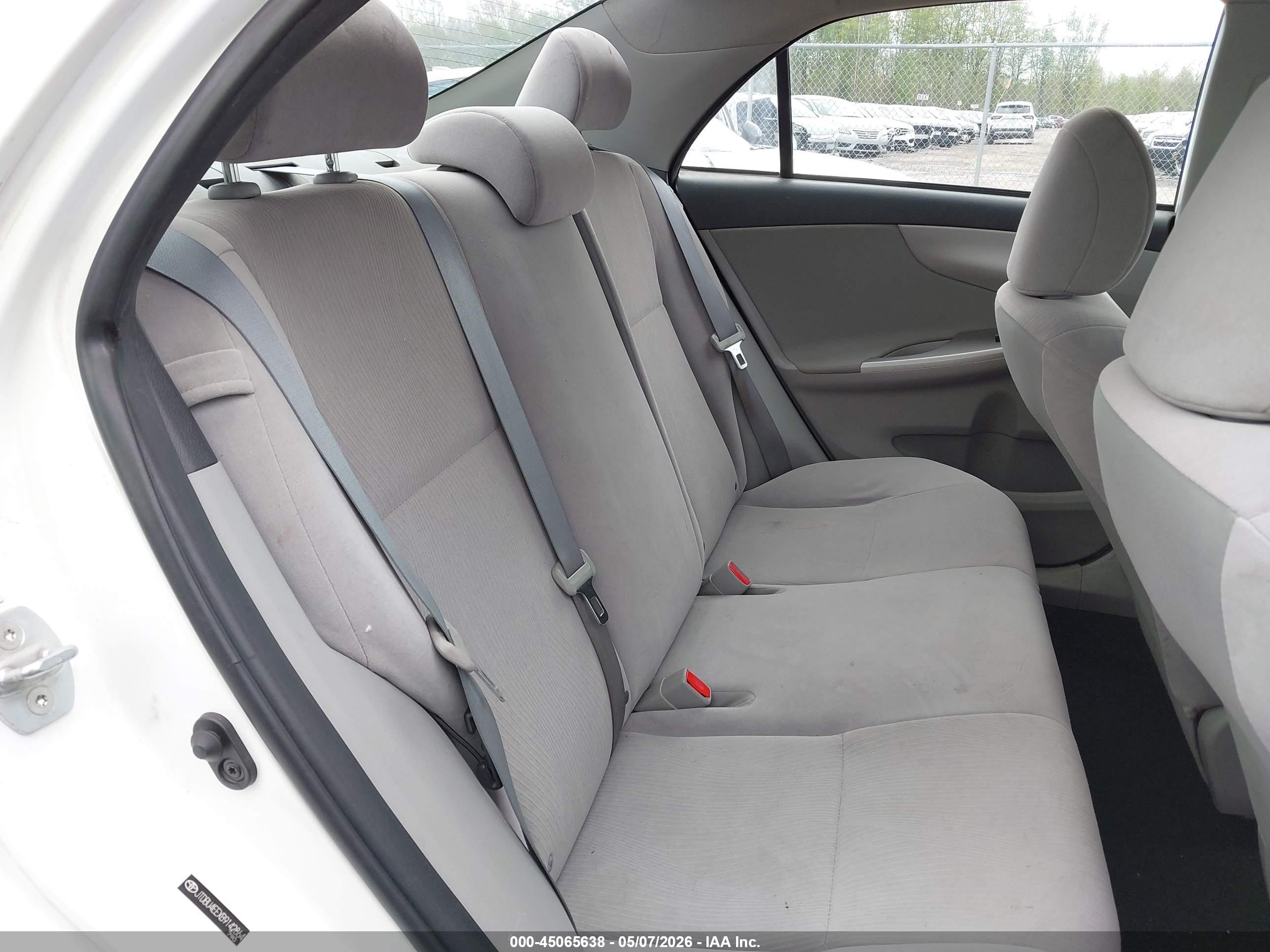2011 Toyota Corolla Le White vin: JTDBU4EEXB9142864