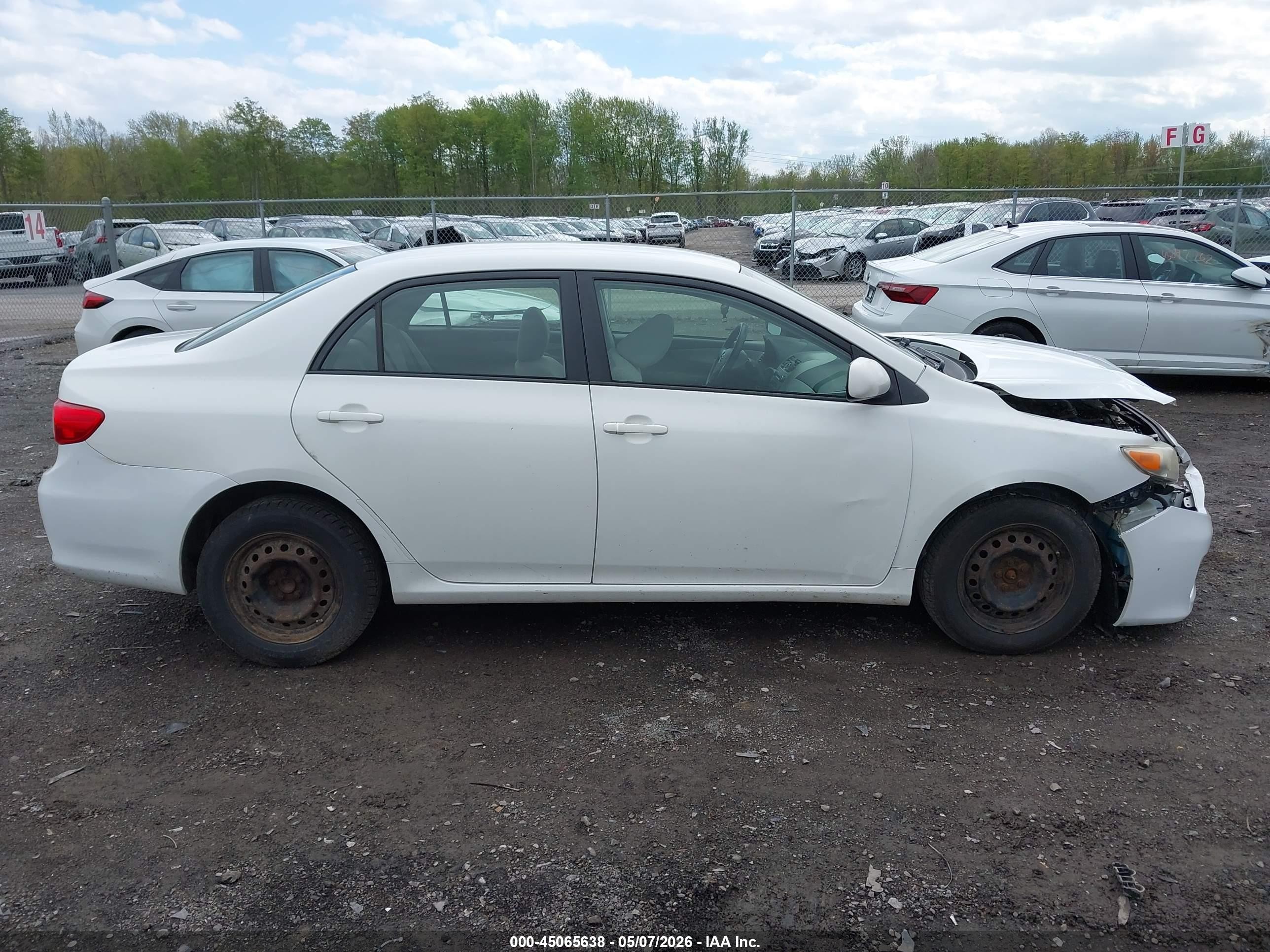 2011 Toyota Corolla Le White vin: JTDBU4EEXB9142864