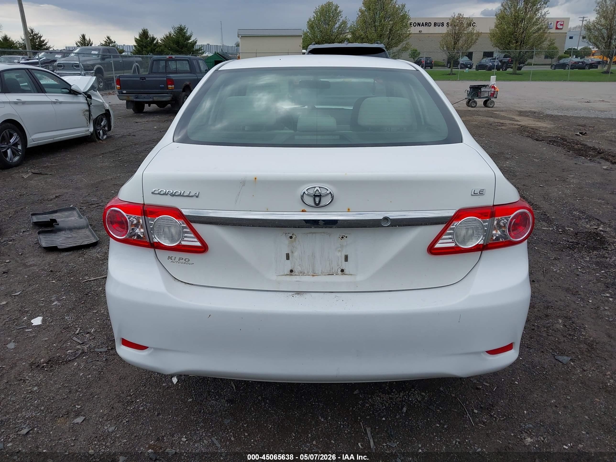 2011 Toyota Corolla Le White vin: JTDBU4EEXB9142864