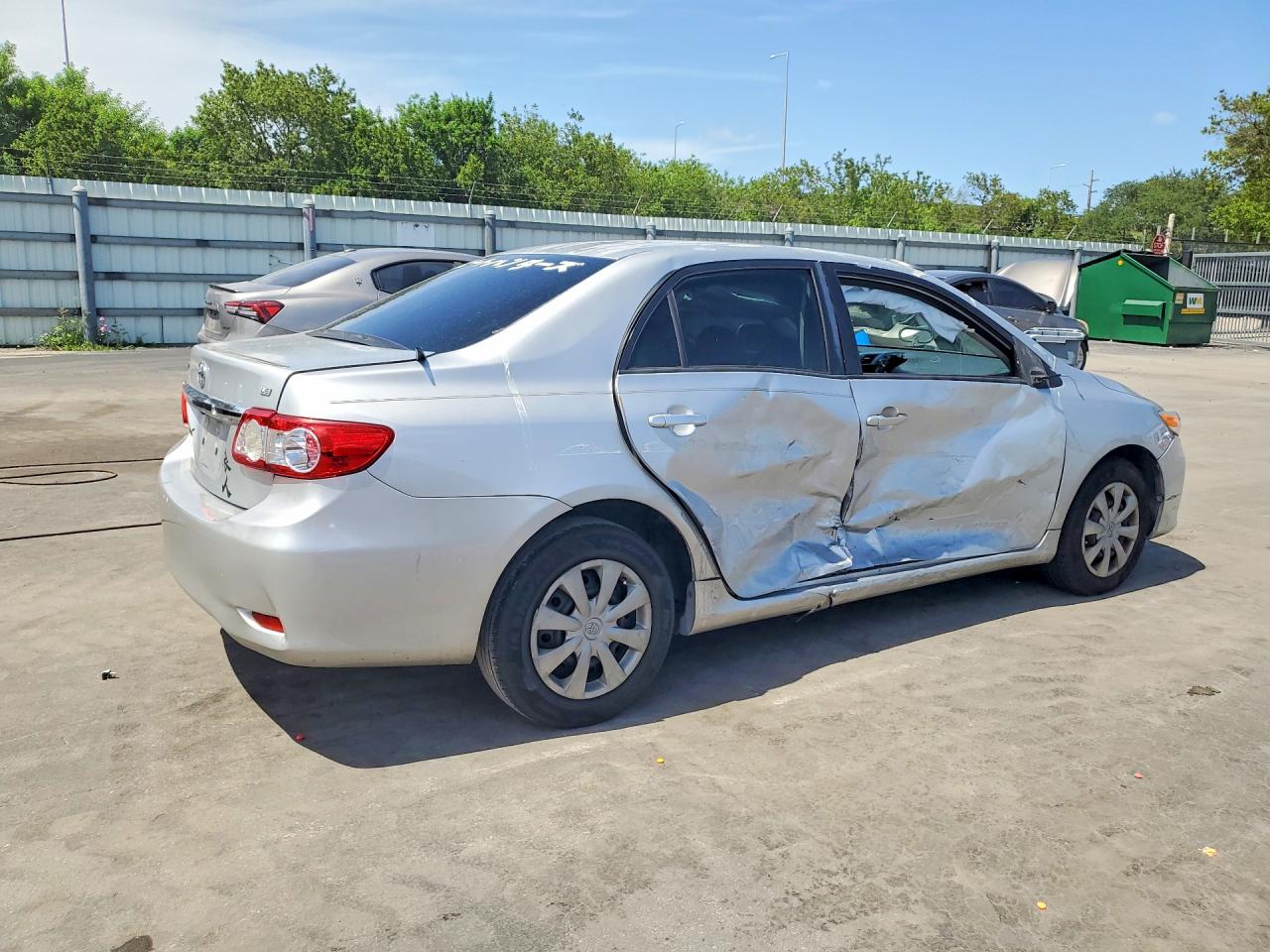 2011 Toyota Corolla Le Серебряный vin: JTDBU4EEXB9158885