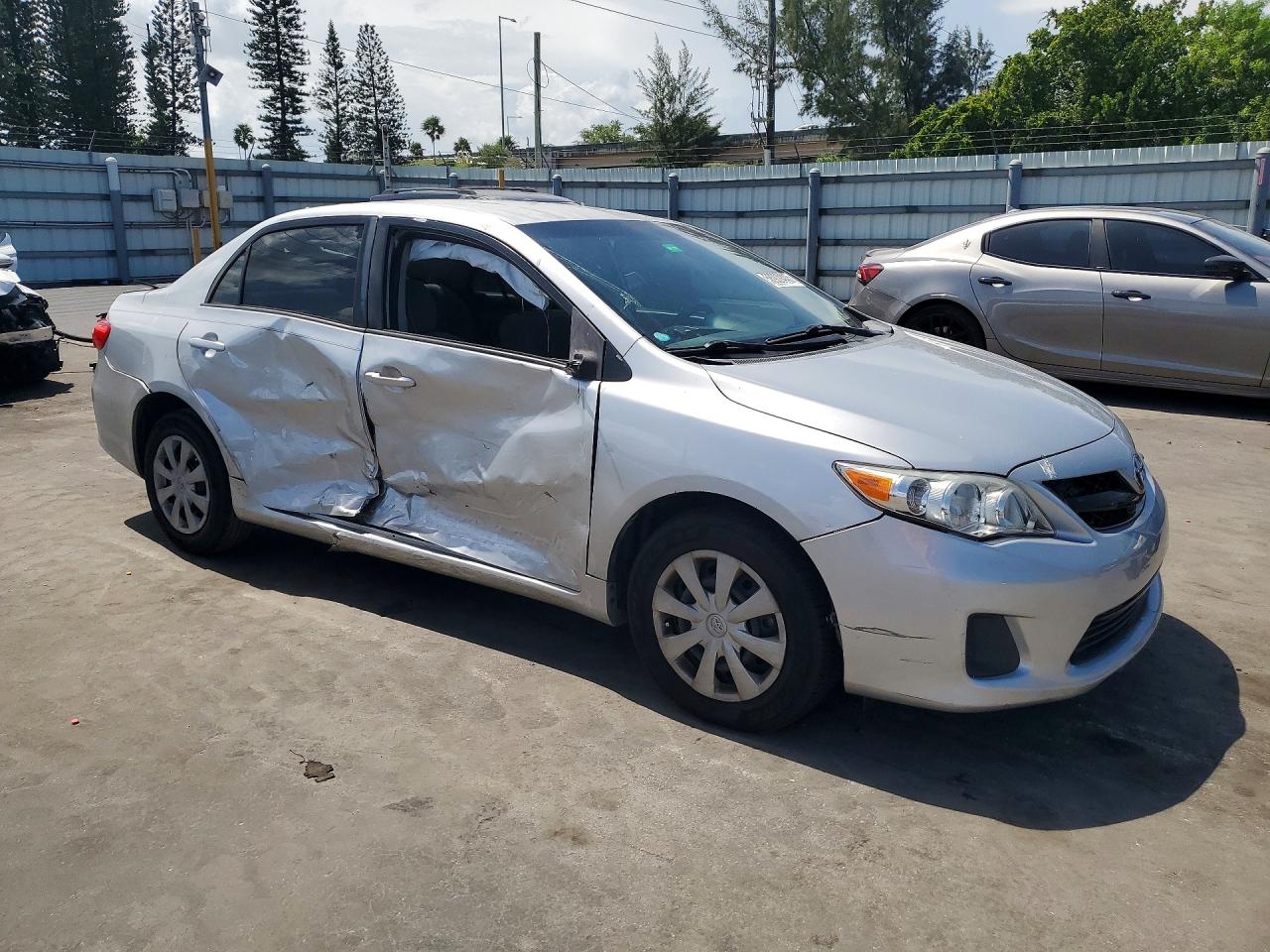 2011 Toyota Corolla Le Серебряный vin: JTDBU4EEXB9158885