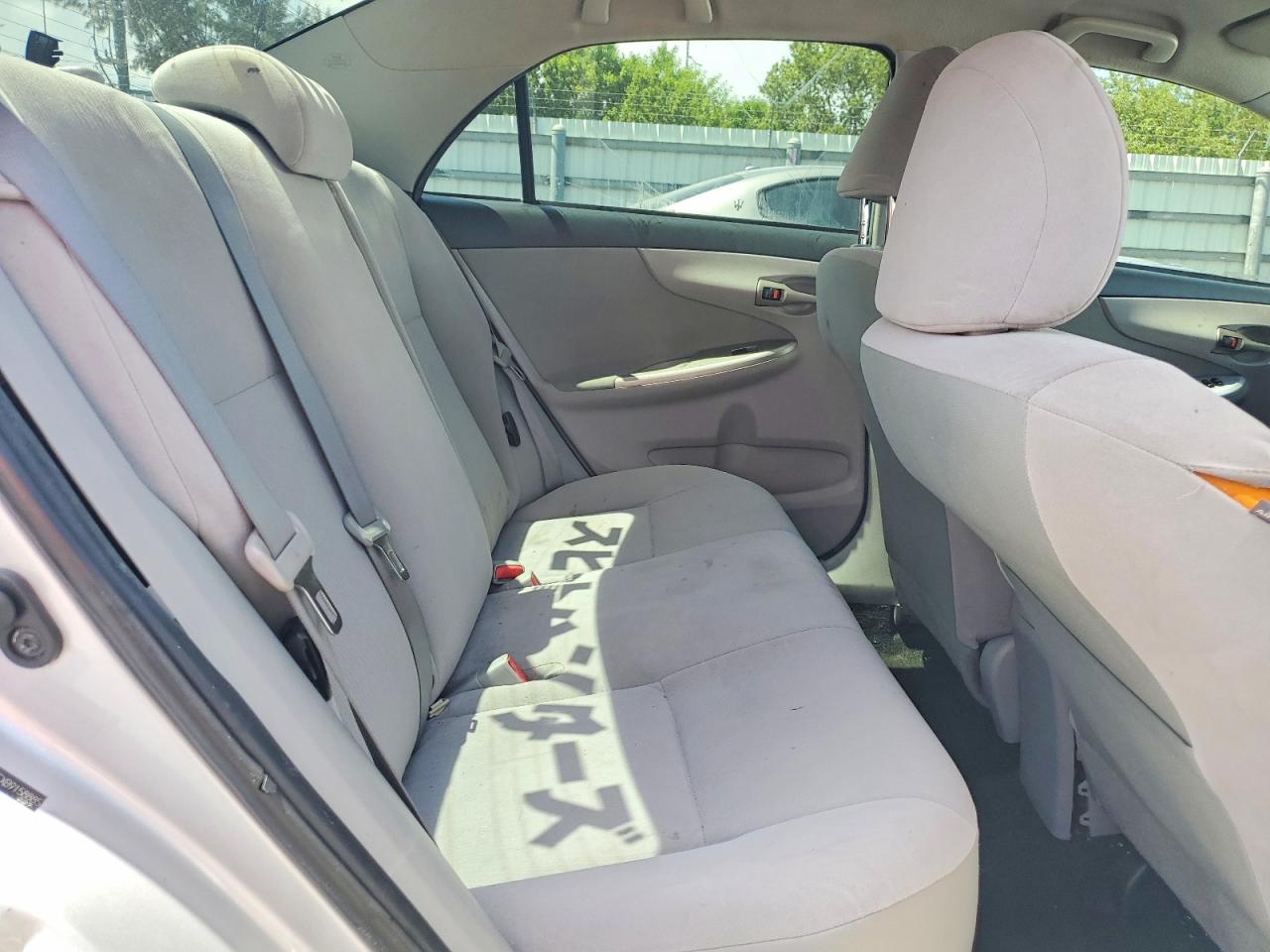 2011 Toyota Corolla Le Серебряный vin: JTDBU4EEXB9158885