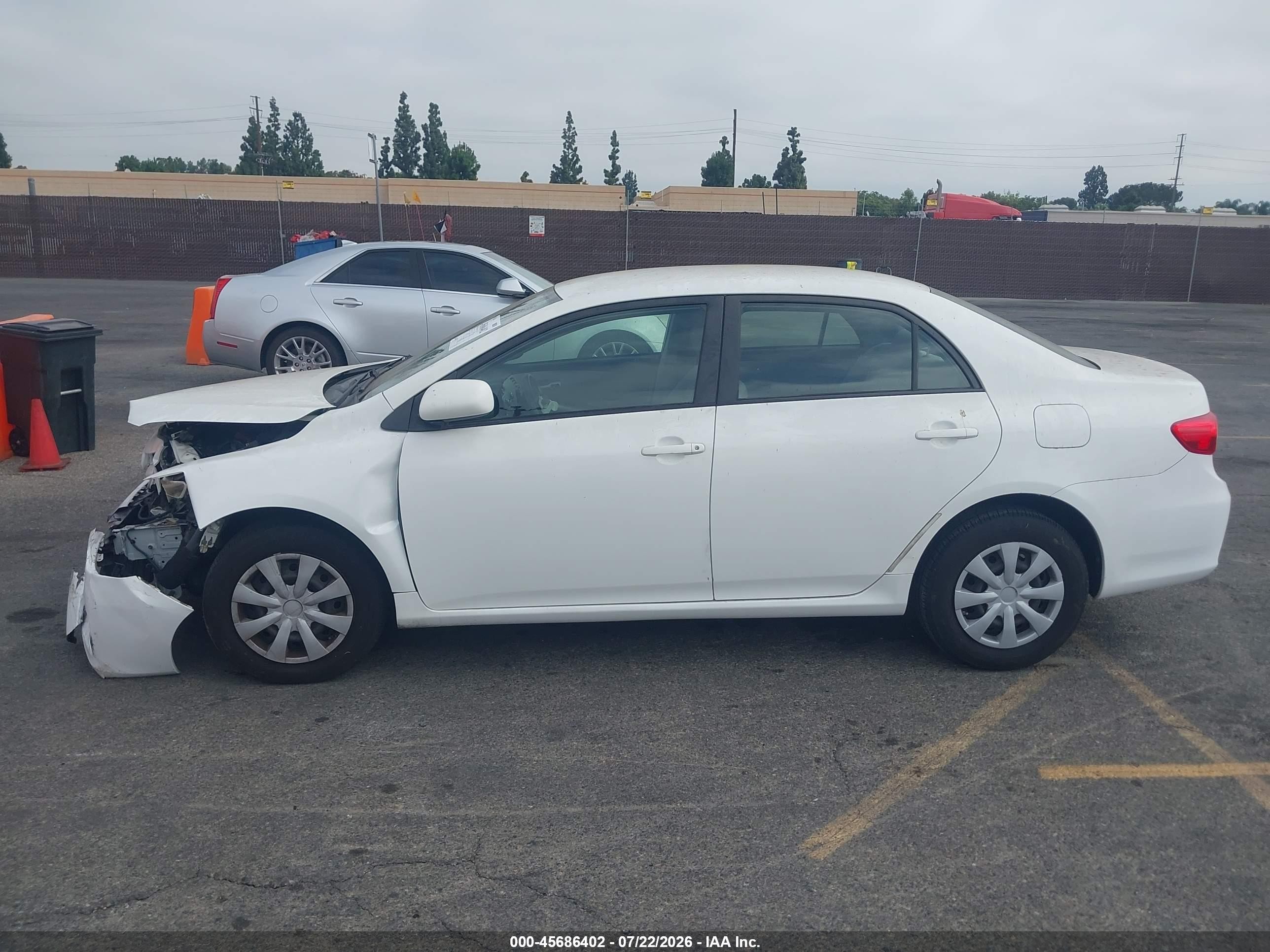 2011 Toyota Corolla Le White vin: JTDBU4EEXB9161236