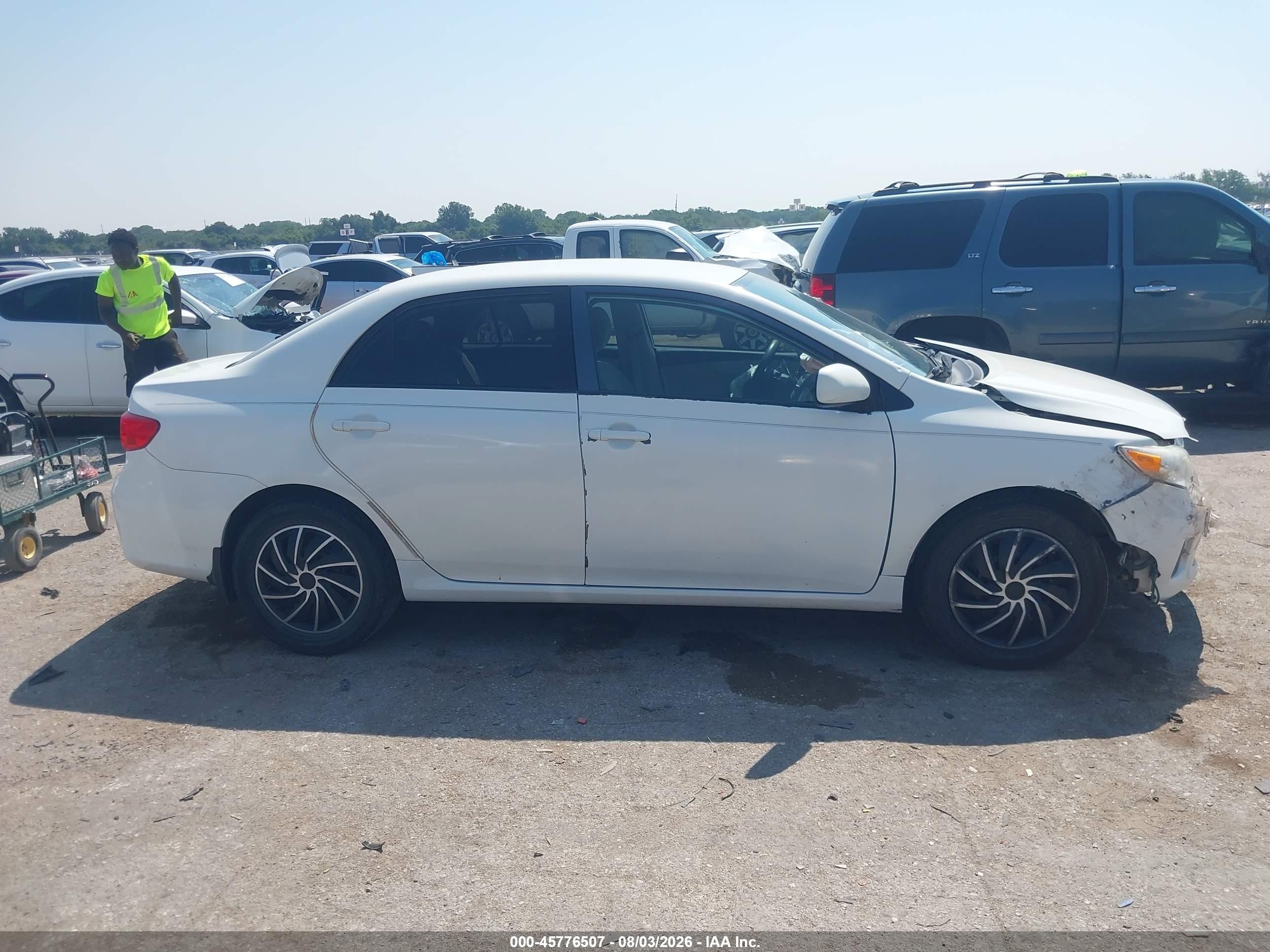 2011 Toyota Corolla Le White vin: JTDBU4EEXBJ099965