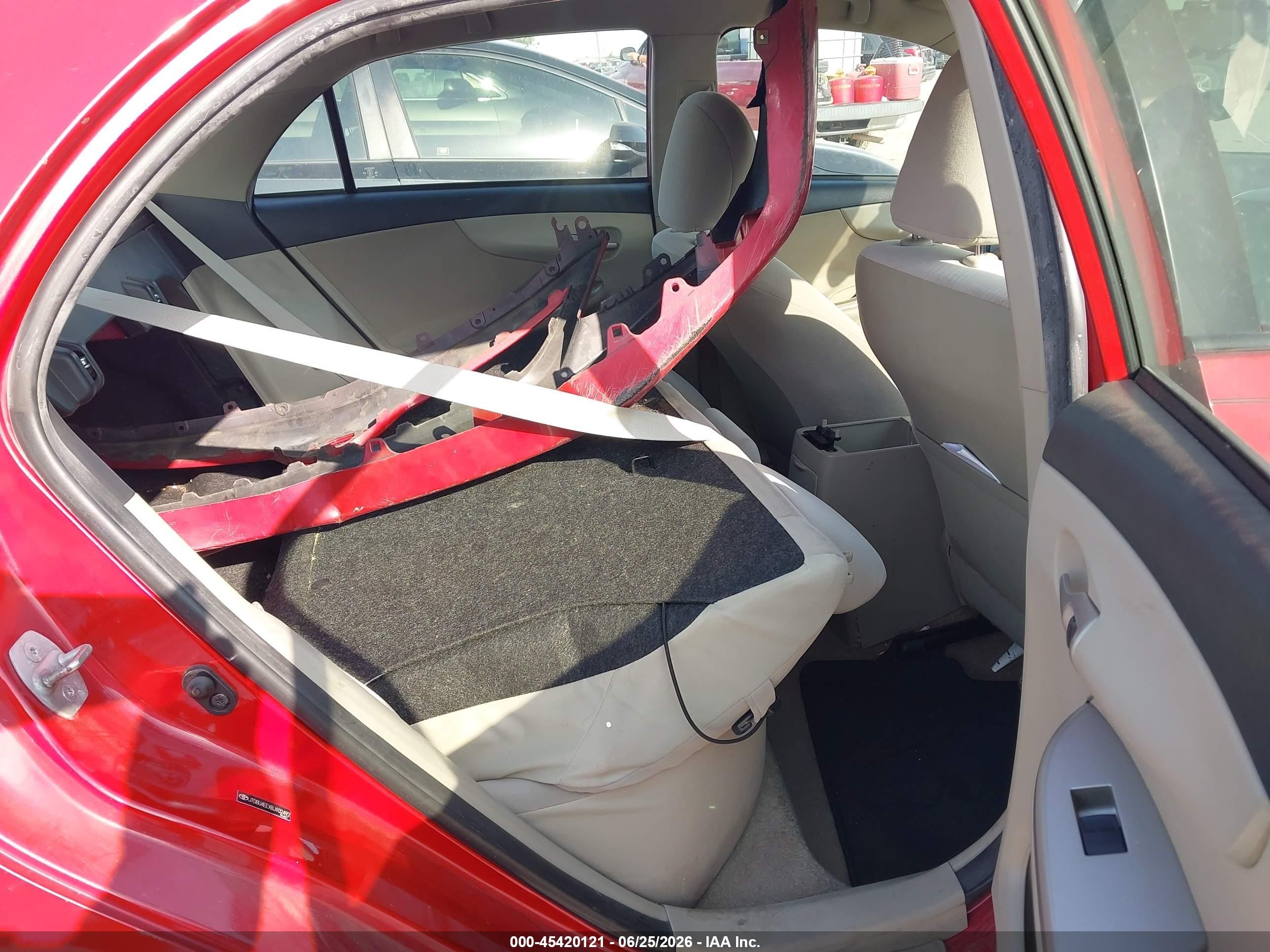 2011 Toyota Corolla Le Red vin: JTDBU4EEXBJ102492