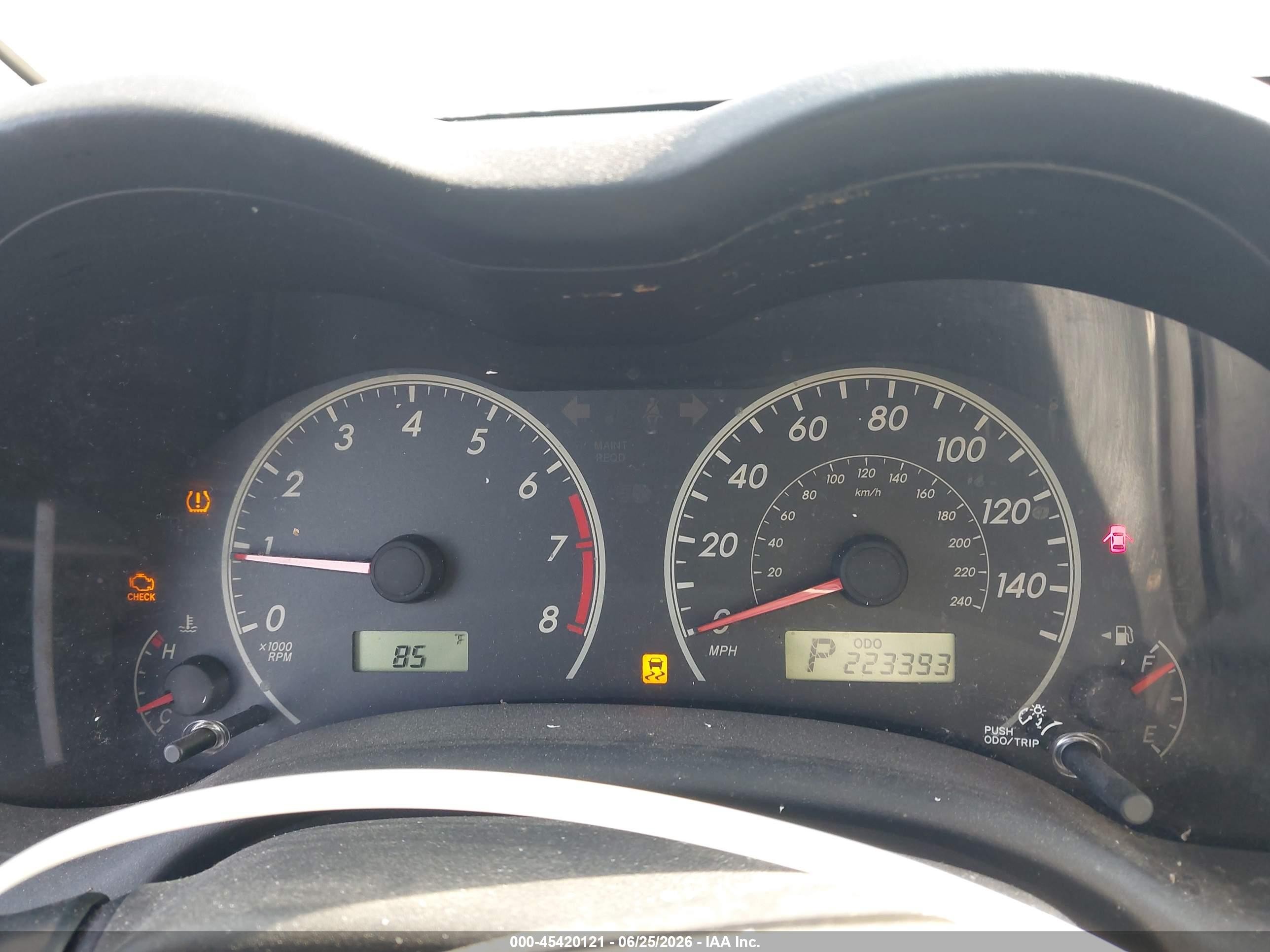 2011 Toyota Corolla Le Red vin: JTDBU4EEXBJ102492