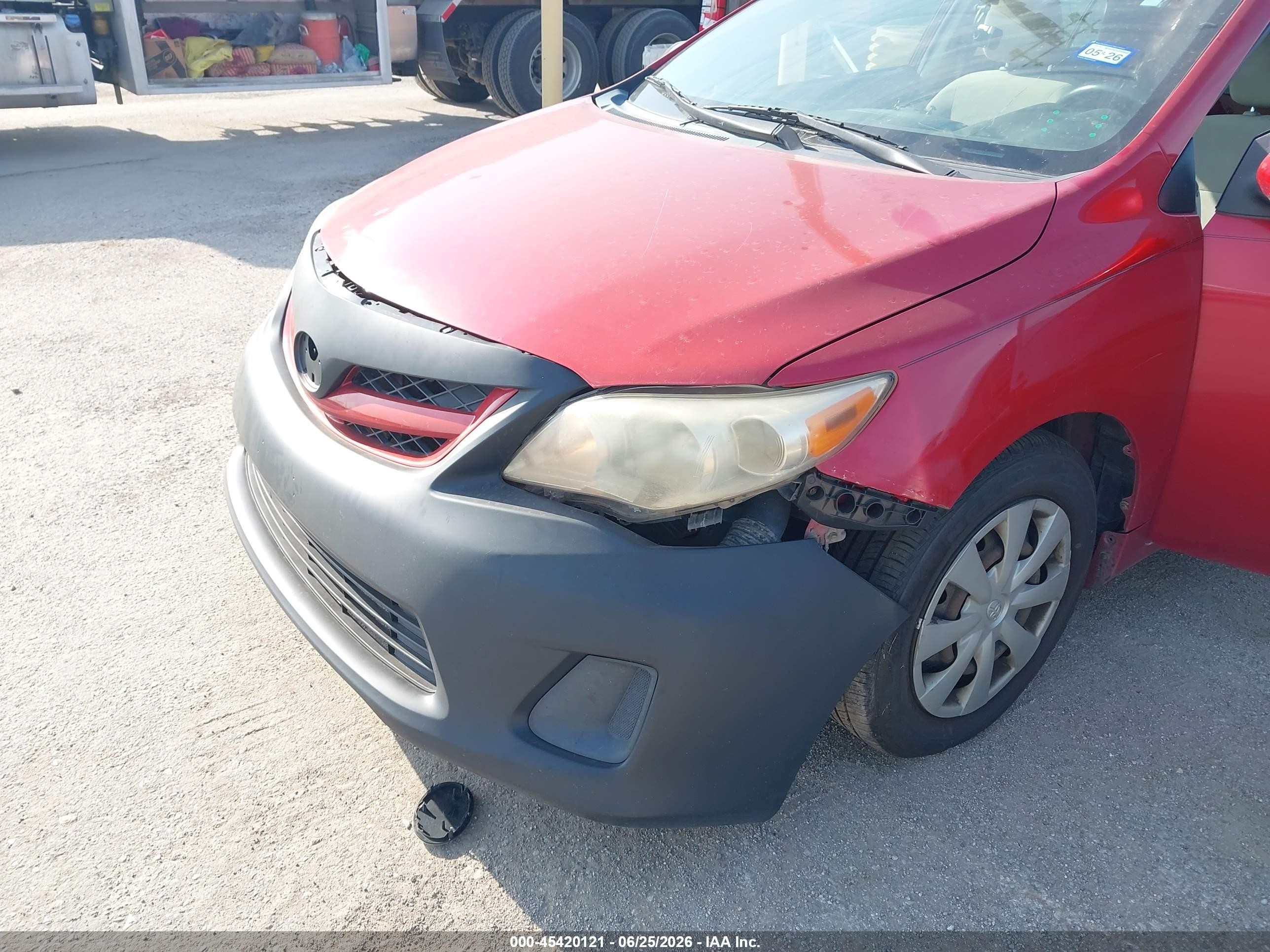 2011 Toyota Corolla Le Red vin: JTDBU4EEXBJ102492