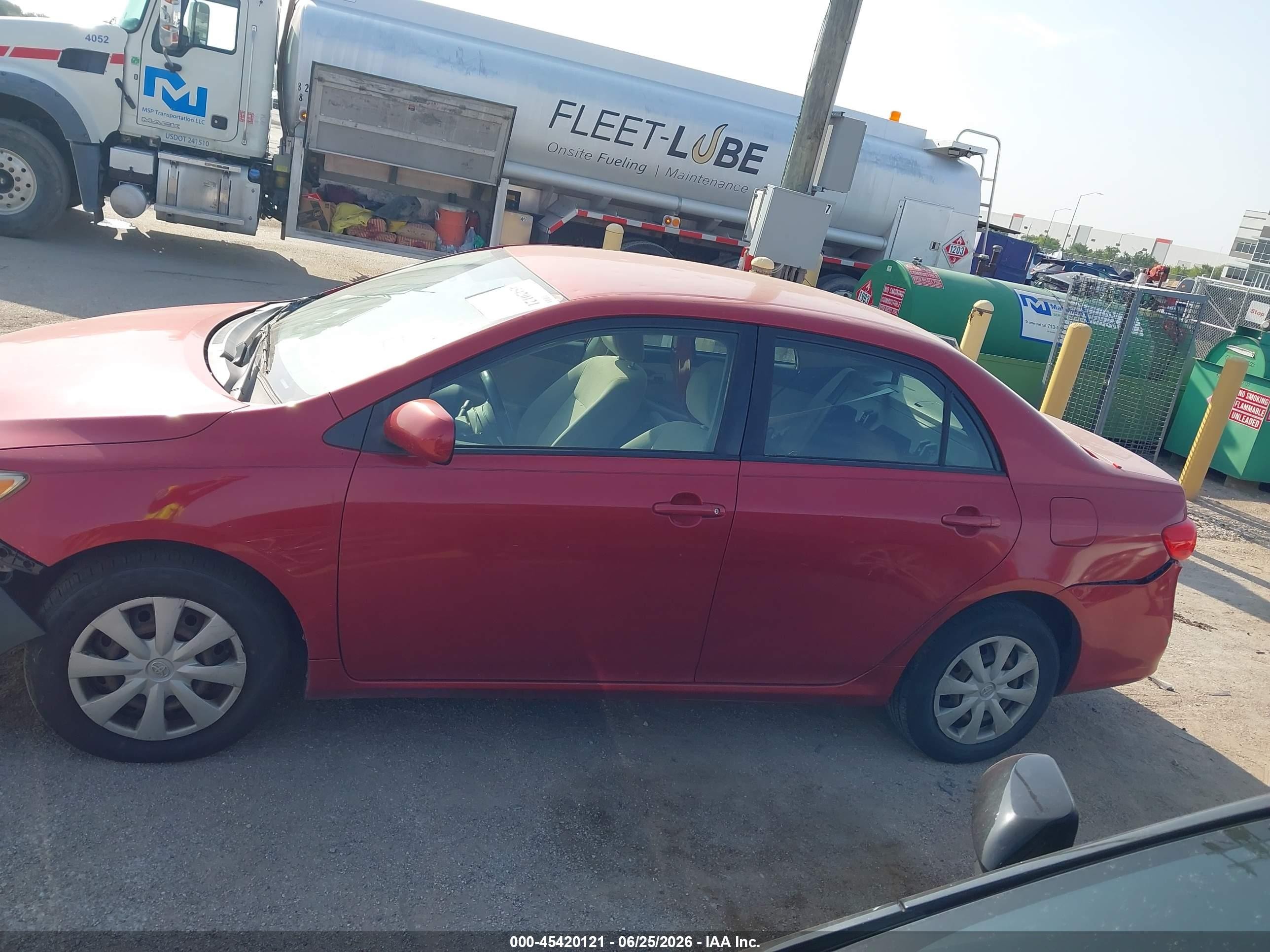 2011 Toyota Corolla Le Red vin: JTDBU4EEXBJ102492