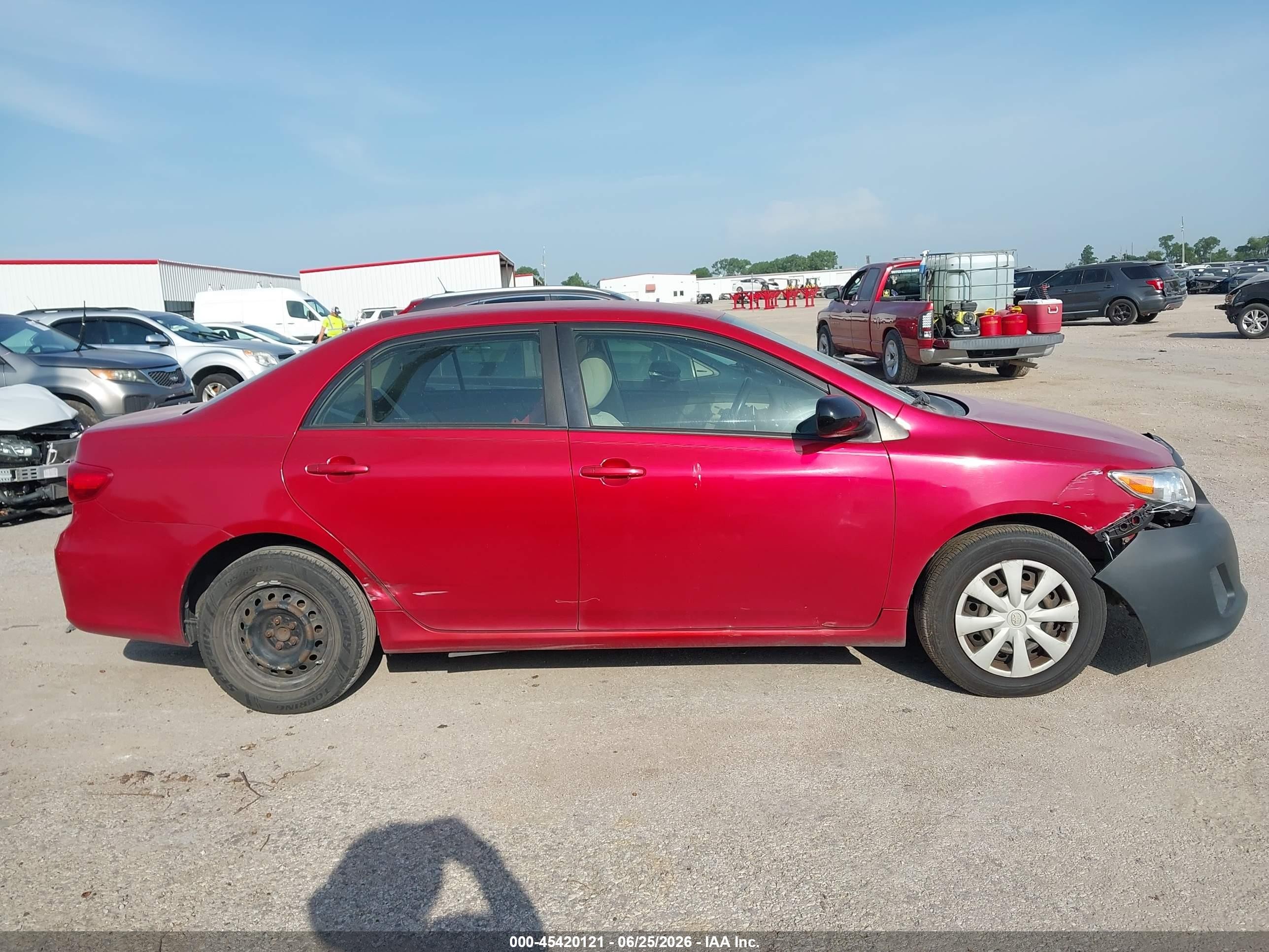 2011 Toyota Corolla Le Red vin: JTDBU4EEXBJ102492