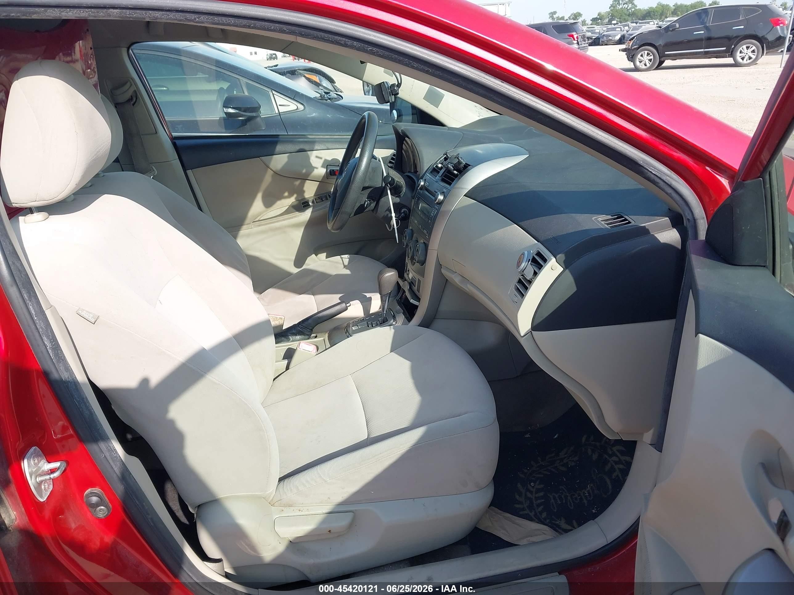 2011 Toyota Corolla Le Red vin: JTDBU4EEXBJ102492
