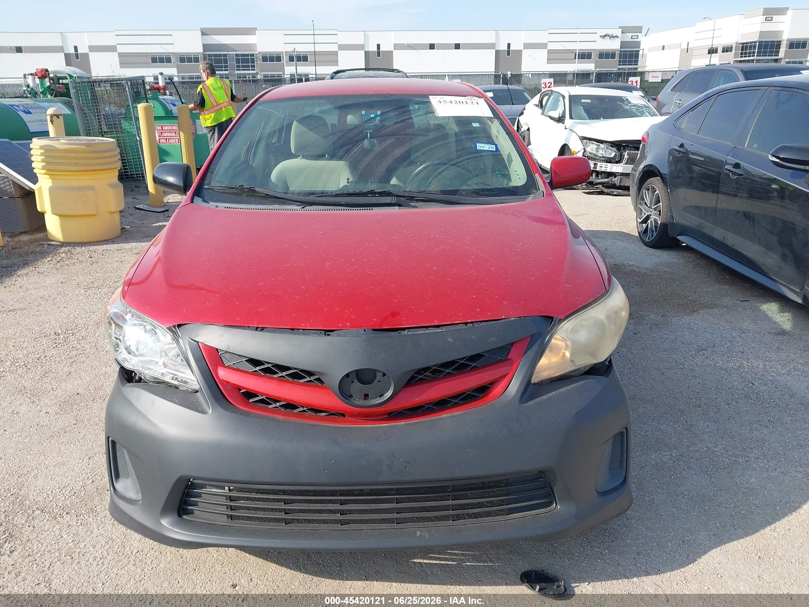 2011 Toyota Corolla Le Red vin: JTDBU4EEXBJ102492