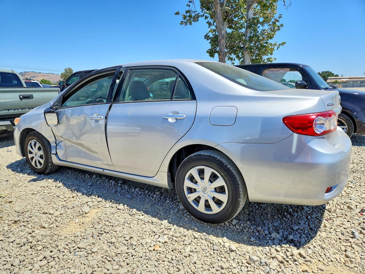 2011 Toyota Corolla Le Silver vin: JTDBU4EEXBJ105702