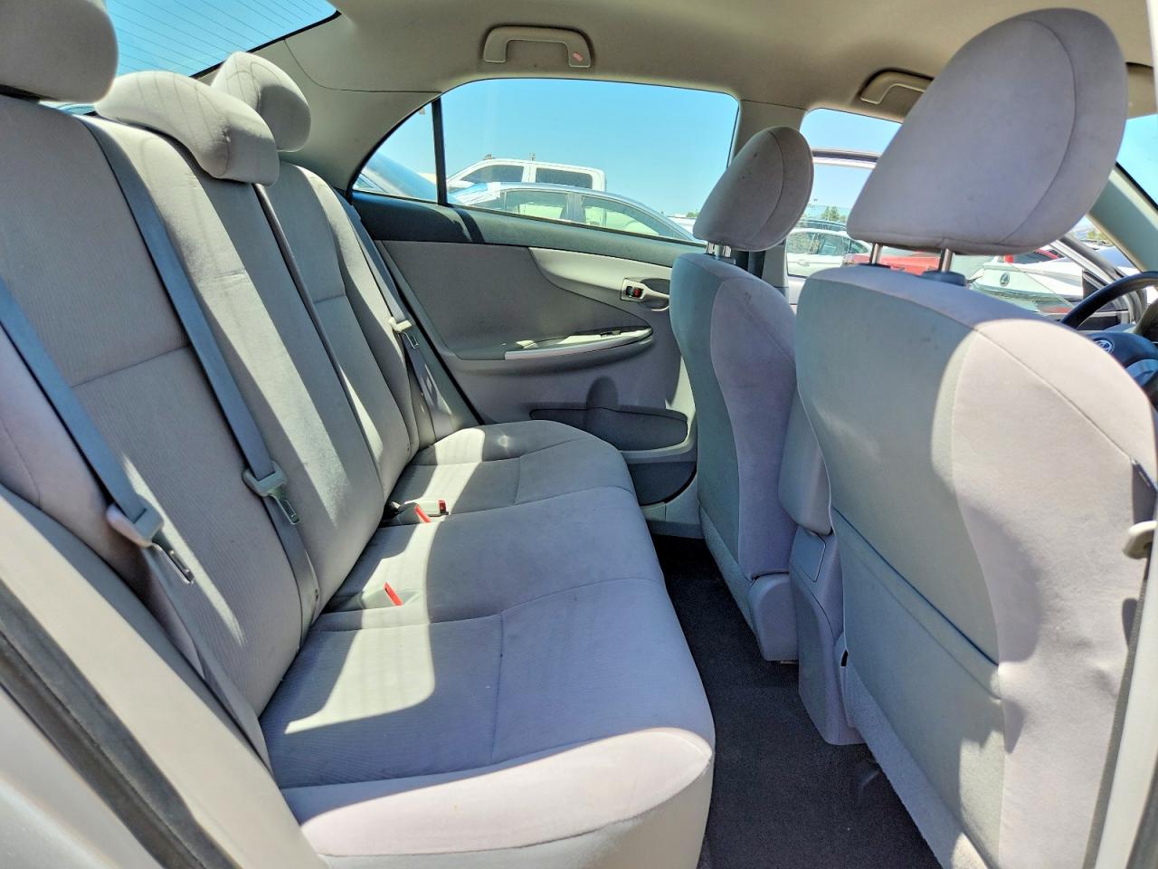 2011 Toyota Corolla Le Silver vin: JTDBU4EEXBJ105702