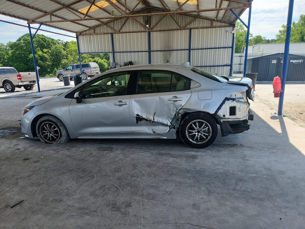 2022 Toyota Corolla Le Silver vin: JTDEAMDE3N3004016