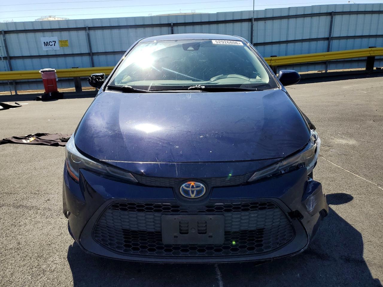 2021 Toyota Corolla Le Purple vin: JTDEAMDE4MJ033065
