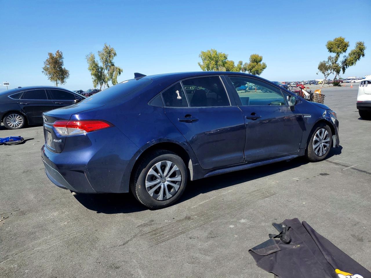 2021 Toyota Corolla Le Purple vin: JTDEAMDE4MJ033065