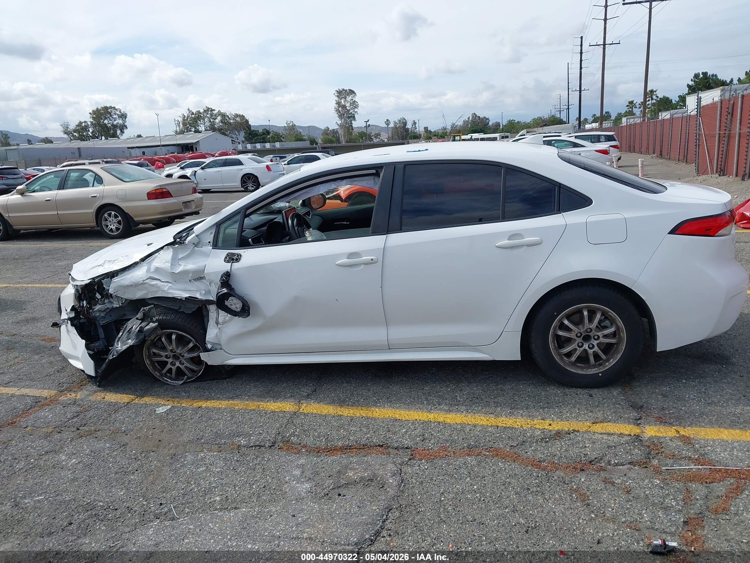 2021 Toyota Corolla Hybrid Le White vin: JTDEAMDE5MJ032927