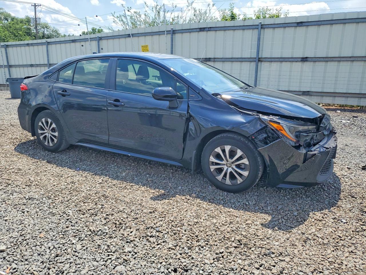 2022 Toyota Corolla Le Black vin: JTDEAMDE7NJ047012