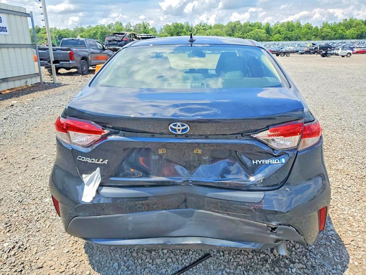 2022 Toyota Corolla Le Black vin: JTDEAMDE7NJ047012