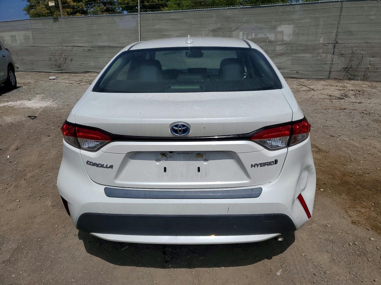 2020 Toyota Corolla Le White vin: JTDEBRBE2LJ000996