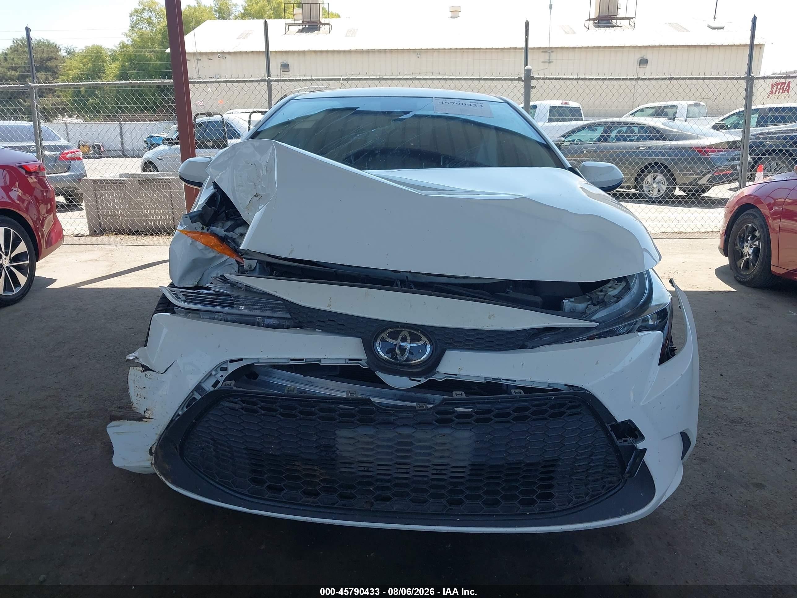 2021 Toyota Corolla Le White vin: JTDEPMAE0MJ156526