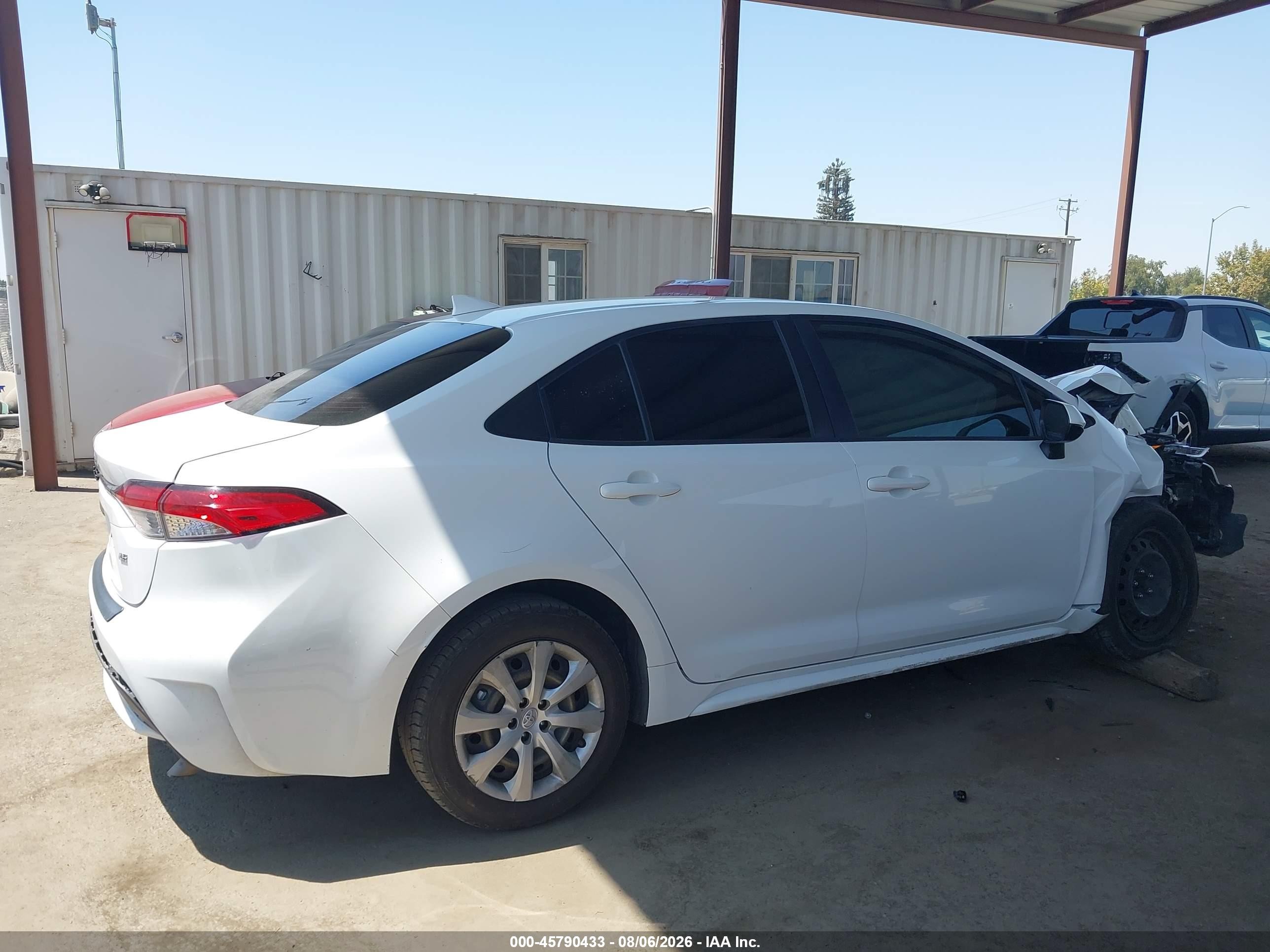 2021 Toyota Corolla Le White vin: JTDEPMAE0MJ156526