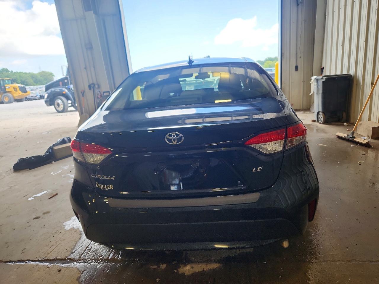 2022 Toyota Corolla Le Black vin: JTDEPMAE0NJ216645