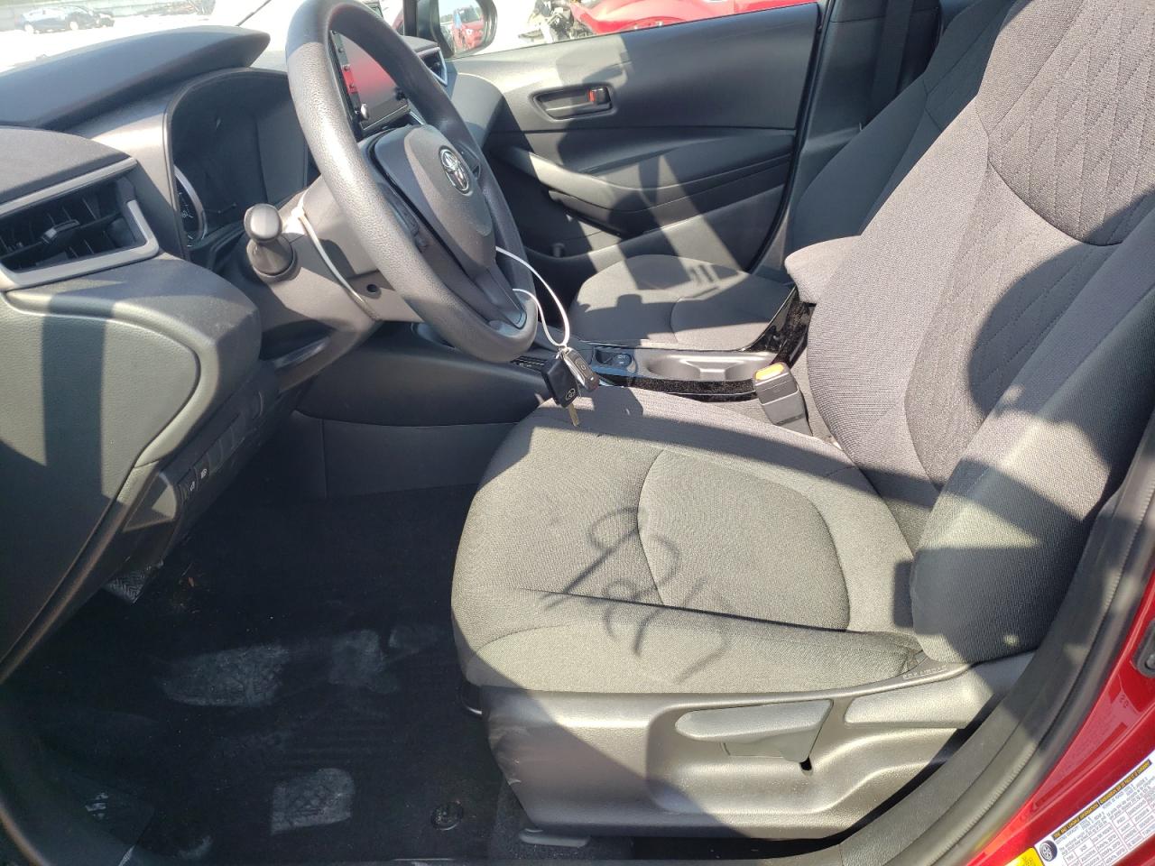 2022 Toyota Corolla Le Red vin: JTDEPMAE0NJ218654