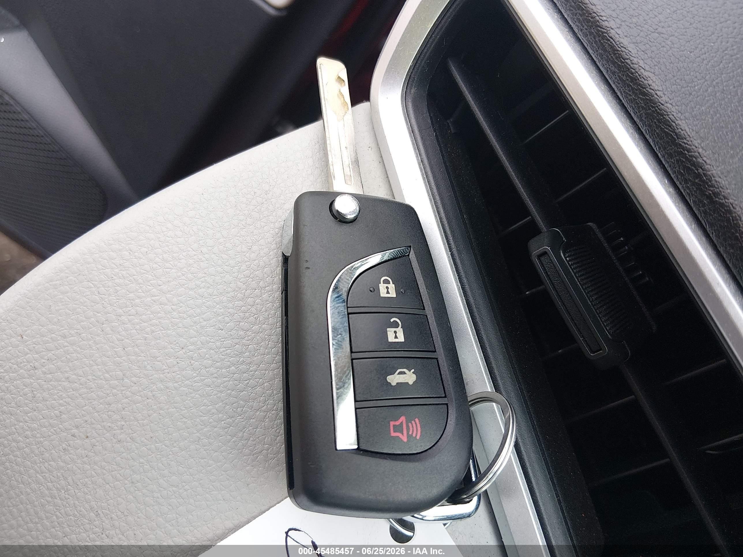 2021 Toyota Corolla Le Красный vin: JTDEPMAE2MJ176065