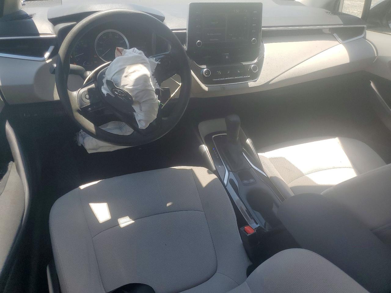 2021 Toyota Corolla Le Silver vin: JTDEPMAE3MJ131961