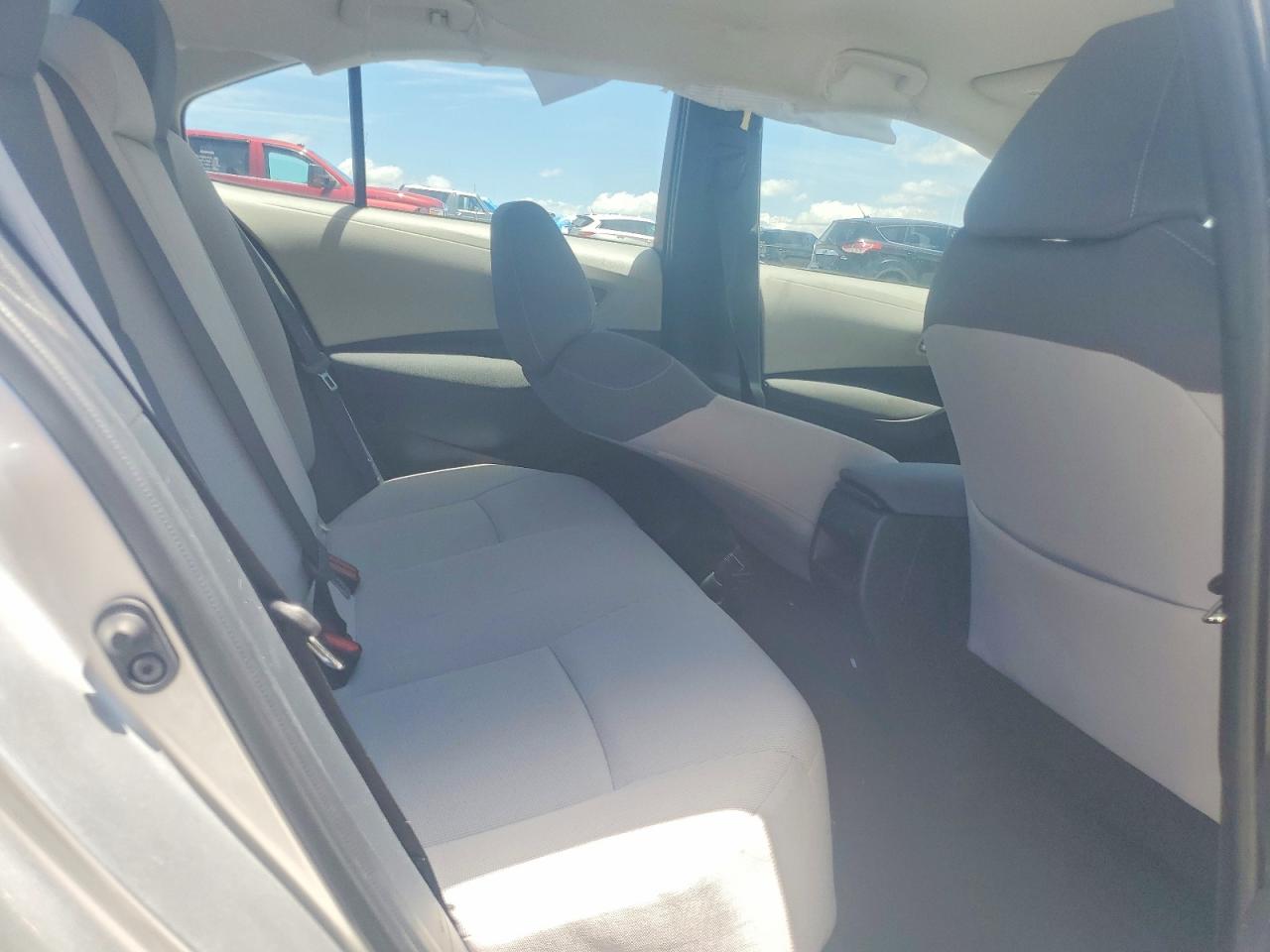 2021 Toyota Corolla Le Silver vin: JTDEPMAE3MJ131961
